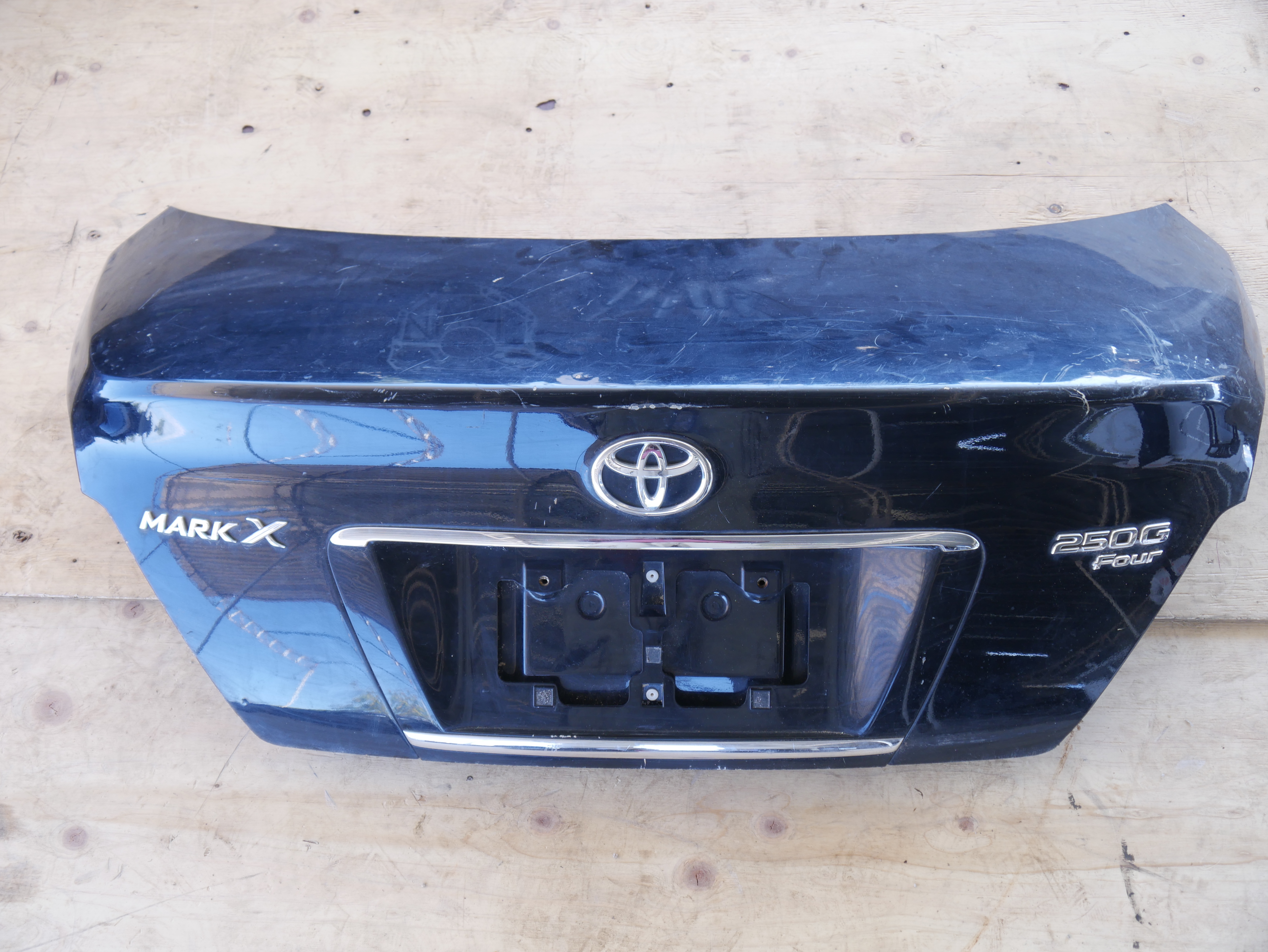 Toyota Mark X boot lid