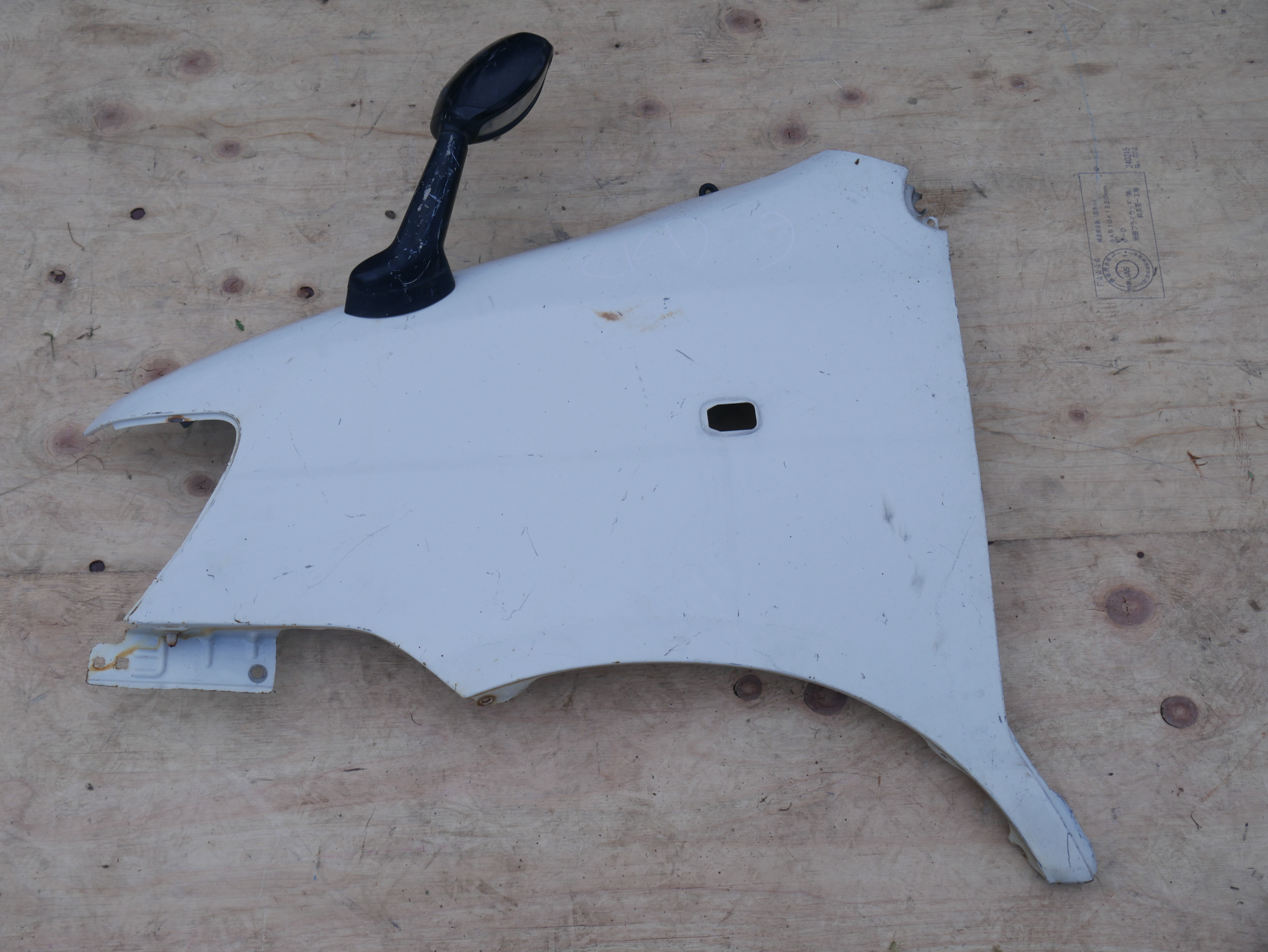 Noah 2005 Fender with Side Mirror