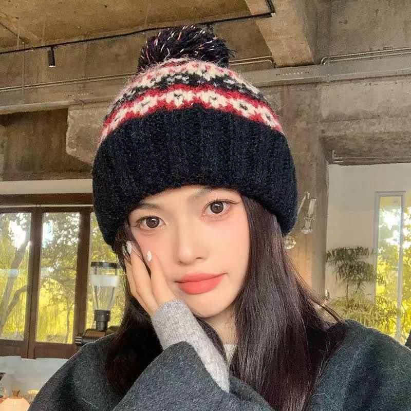 Pom-pom beanie hat