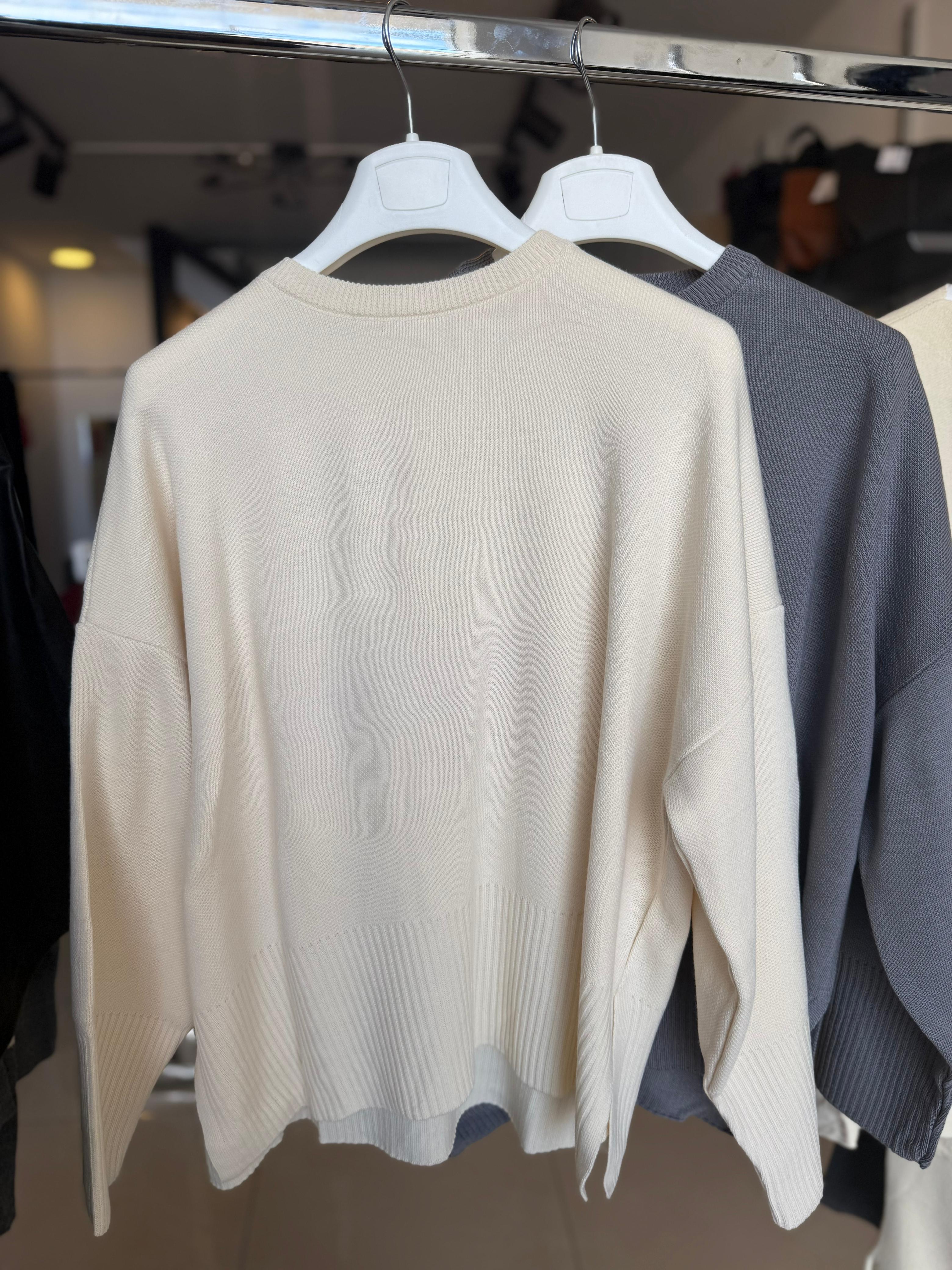 Knitted sweater 