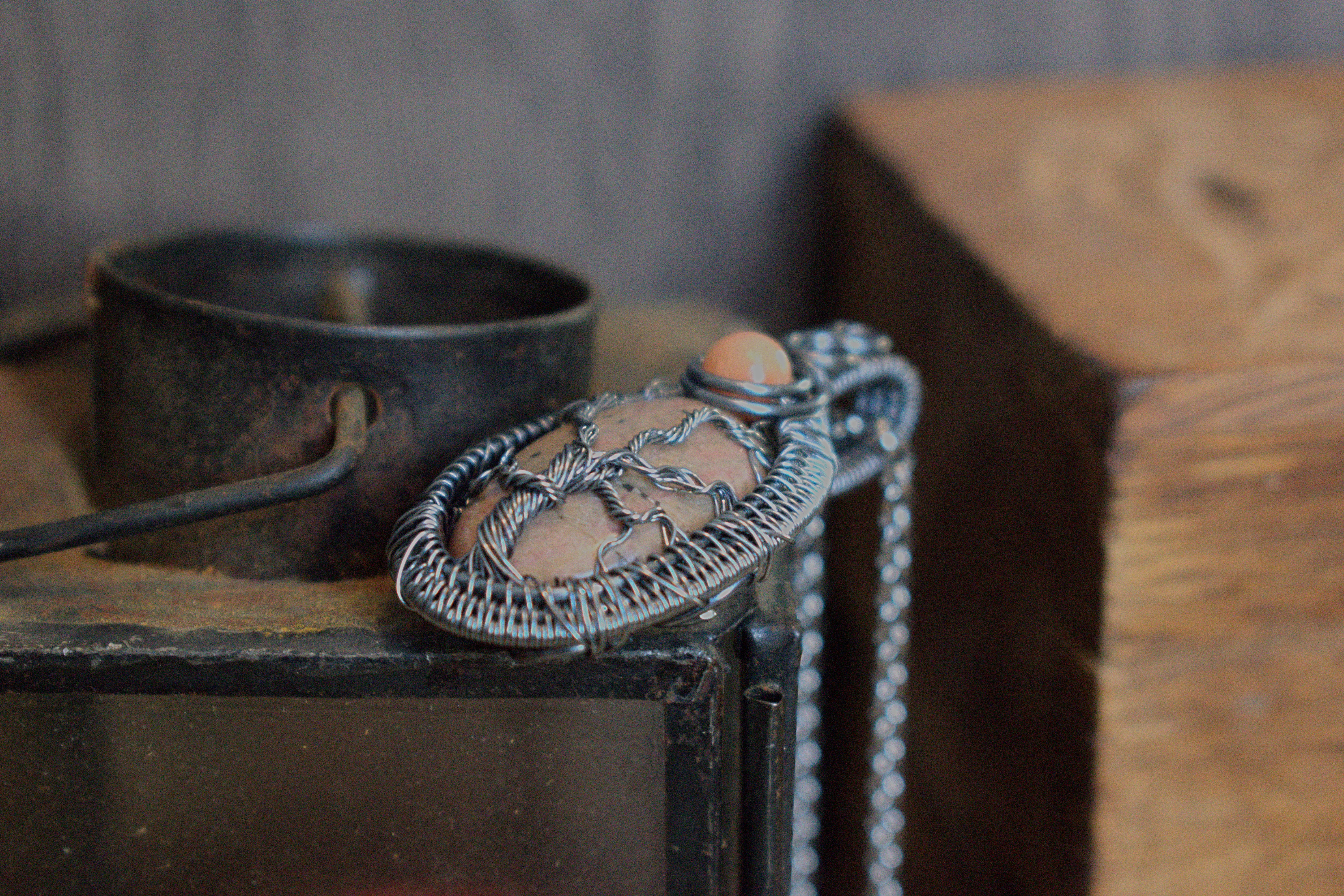 Collier ~Lueur Sacrée~ Rhodonite