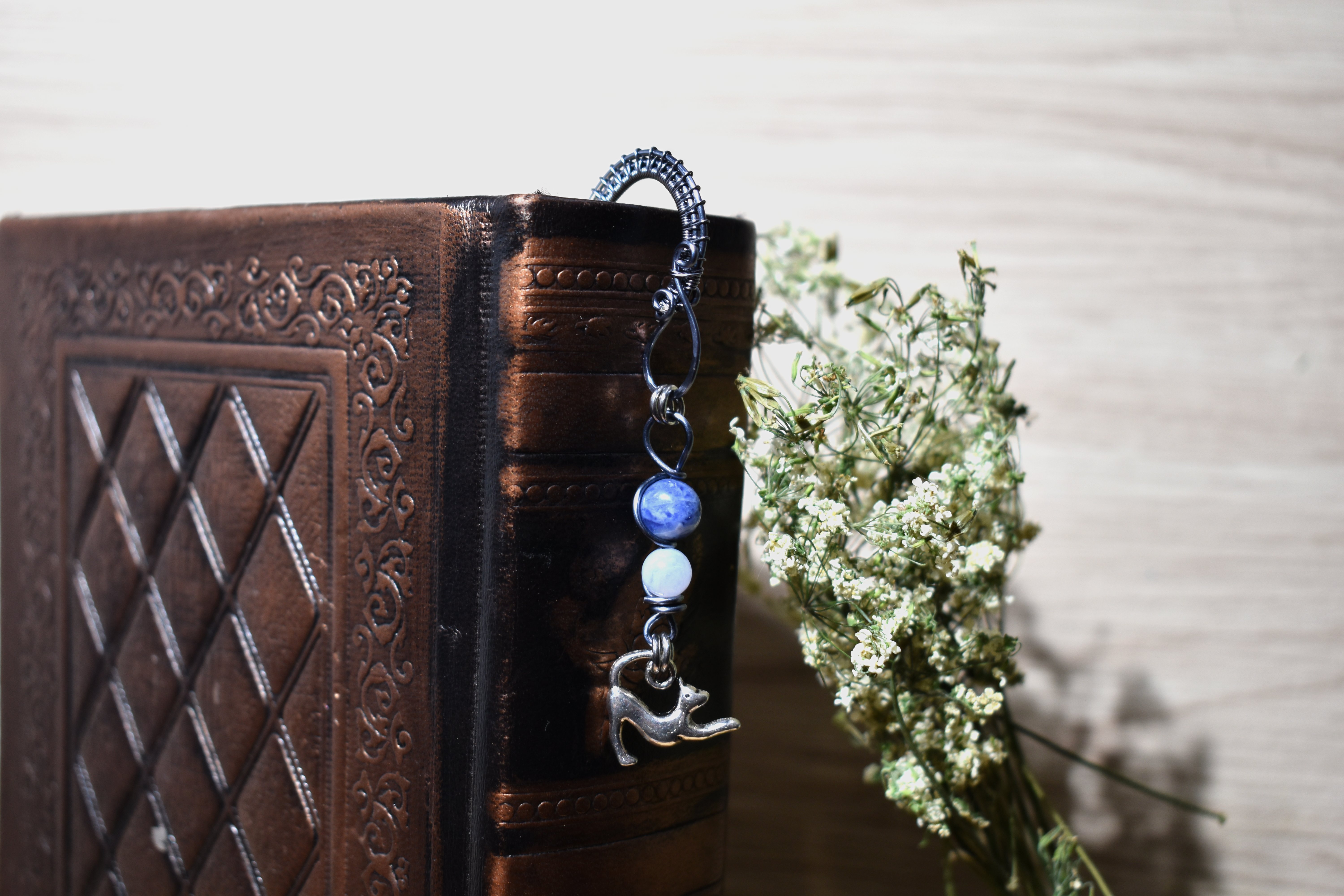 Marque Pages ~Gardien des Mots~ Sodalite & Calcédoine Bleue
