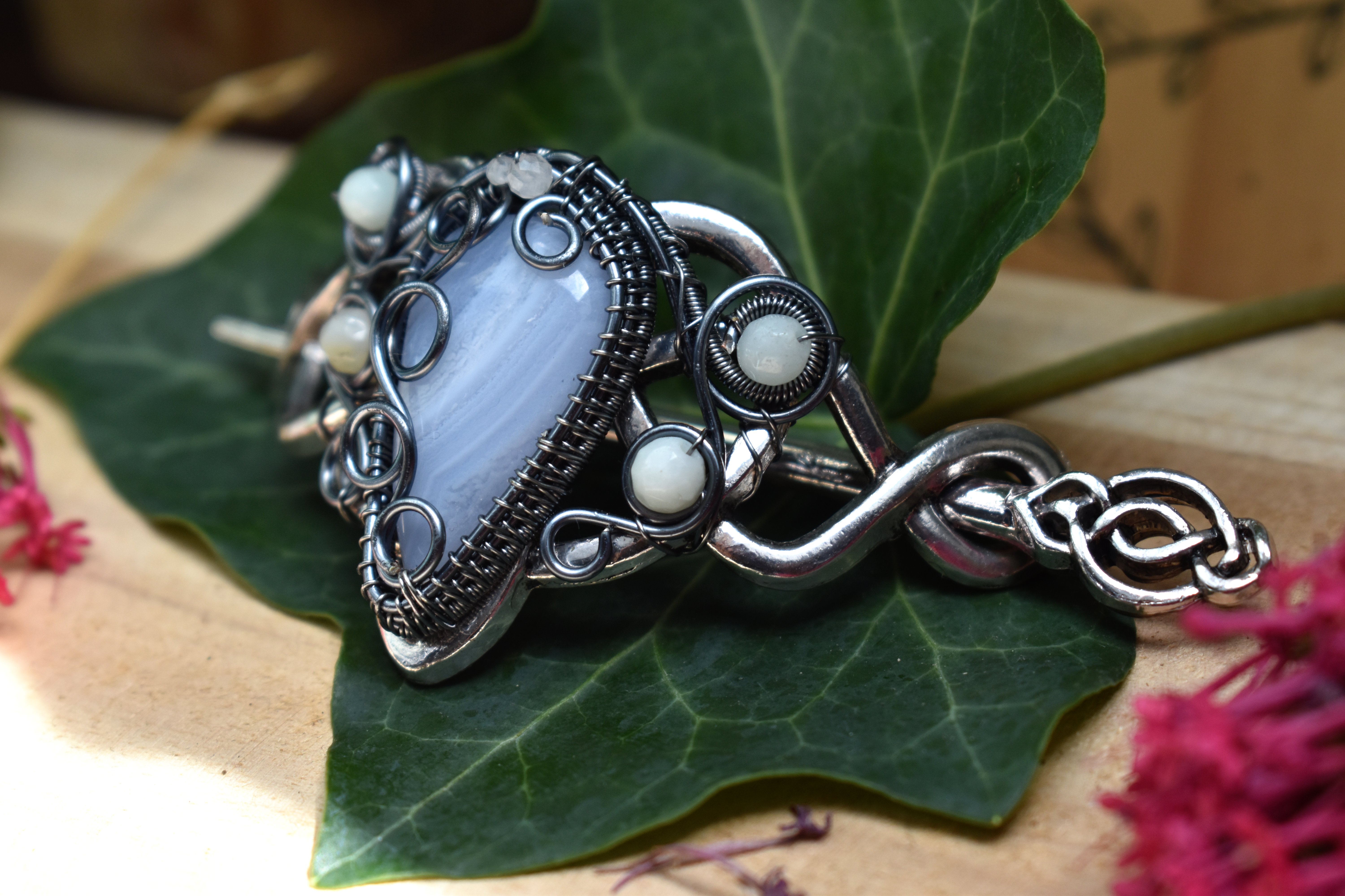 Broche à Cheveux ~Héritières d'Aubegrise~ Calcédoine Bleue