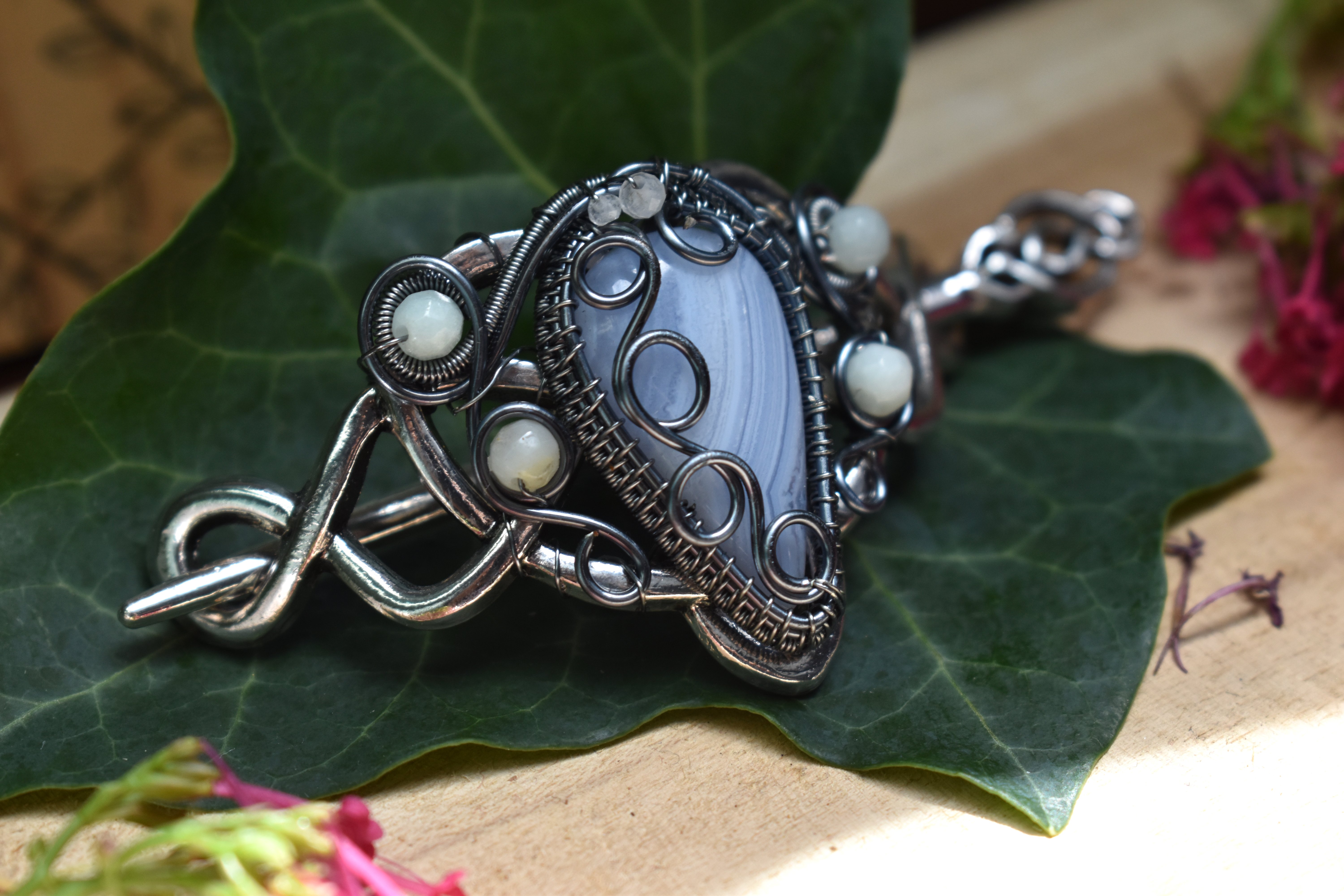 Broche à Cheveux ~Héritières d'Aubegrise~ Calcédoine Bleue