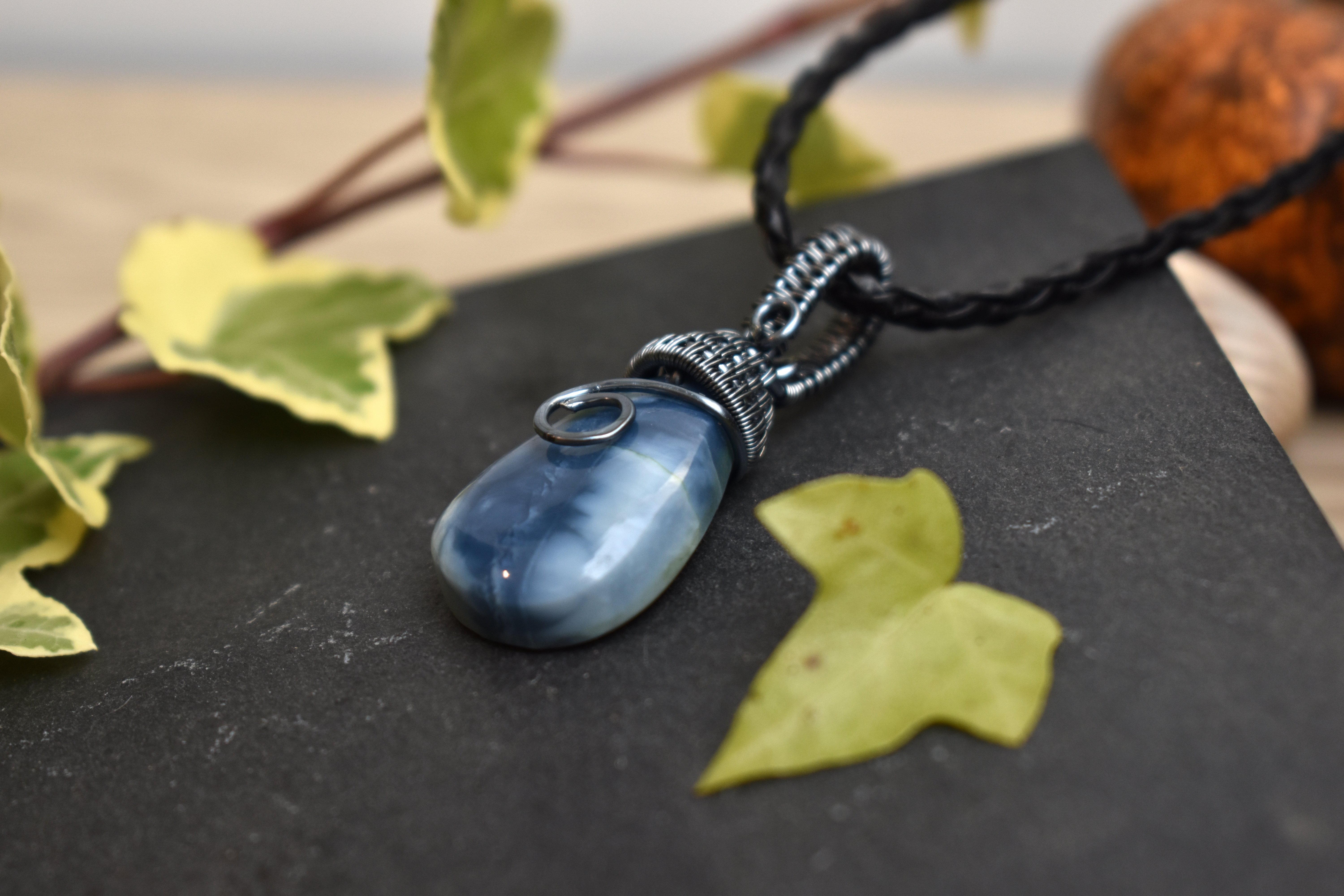Pendentif ~Souffle du Gardien~ Opale Bleue