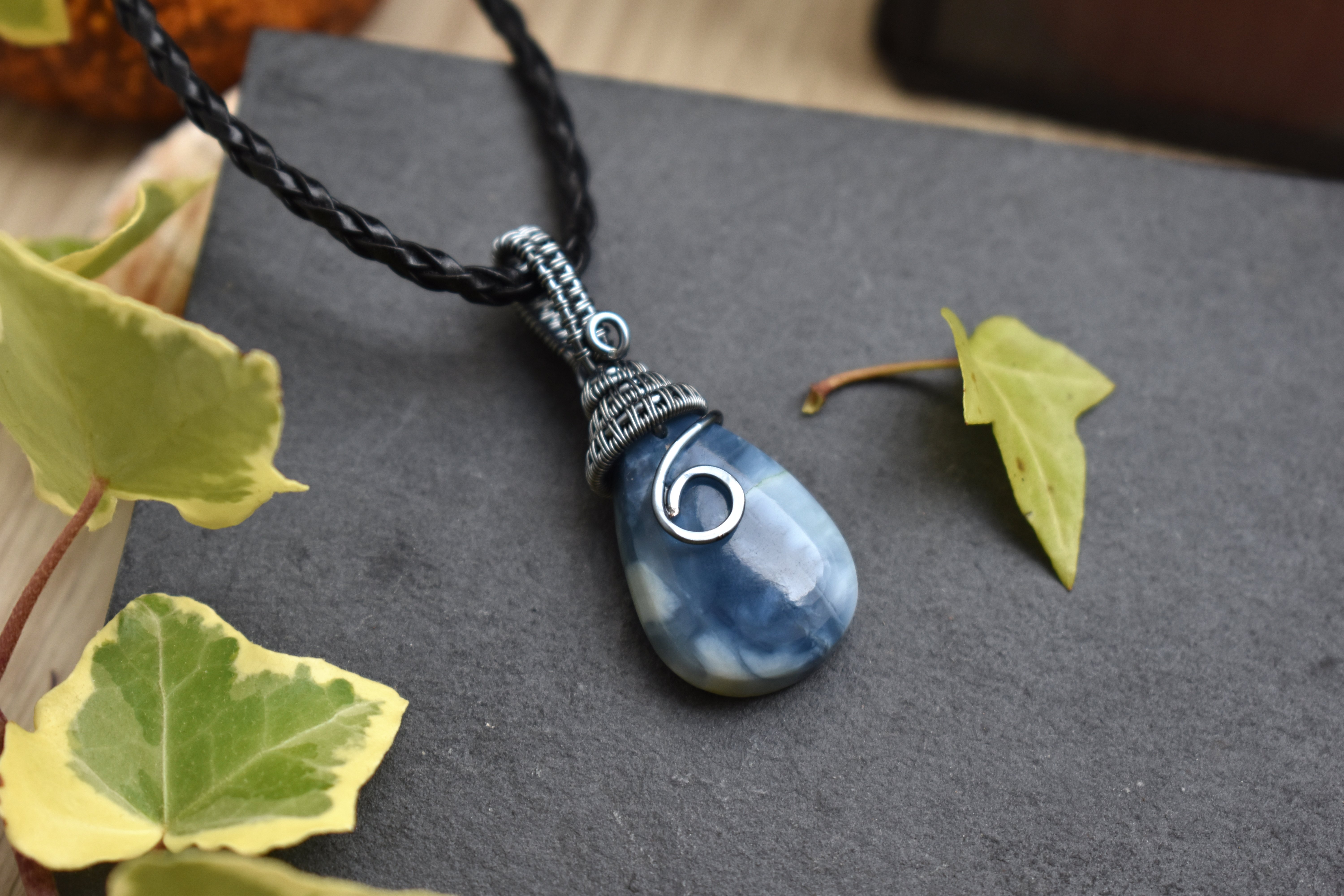 Pendentif ~Souffle du Gardien~ Opale Bleue