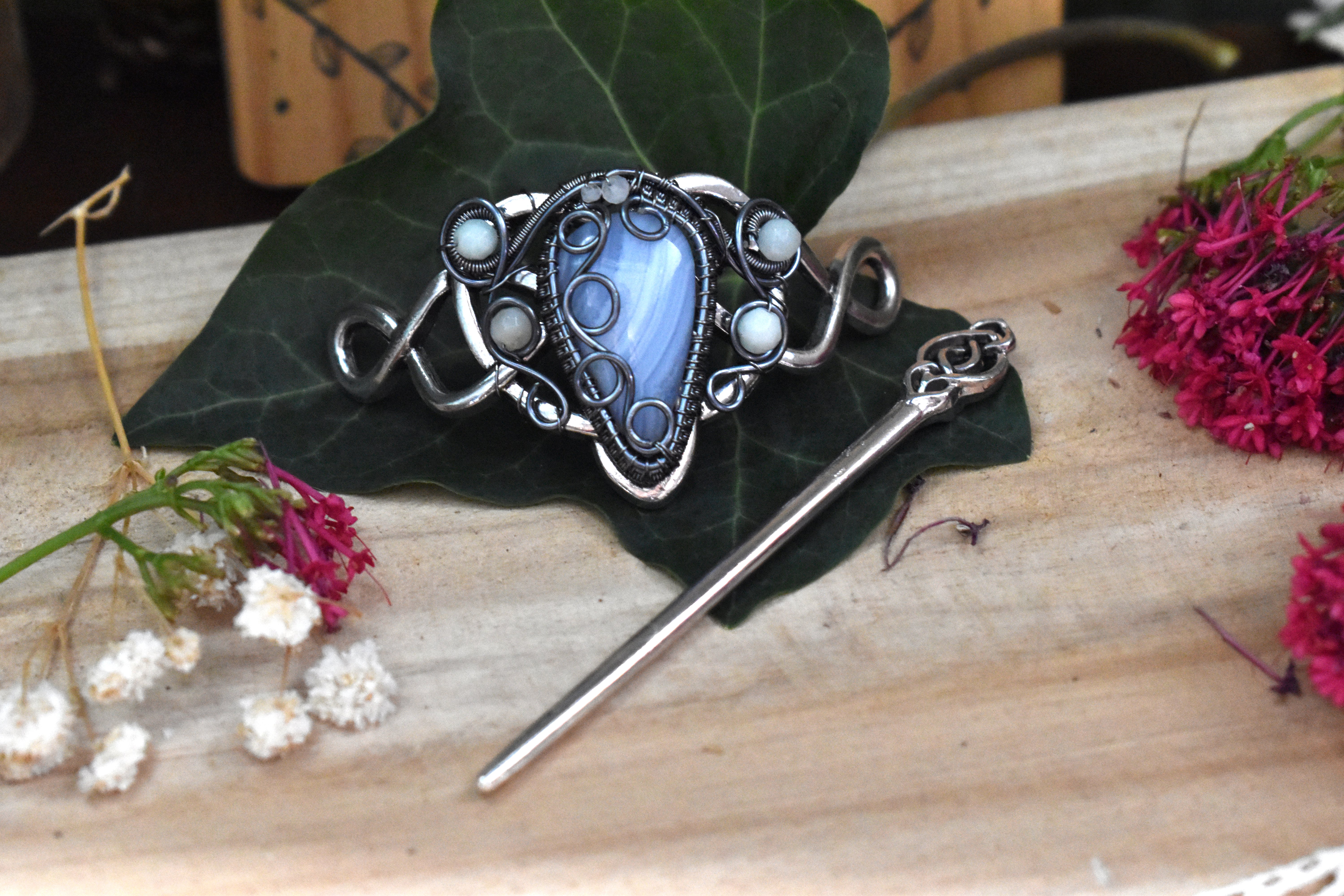 Broche à Cheveux ~Héritières d'Aubegrise~ Calcédoine Bleue