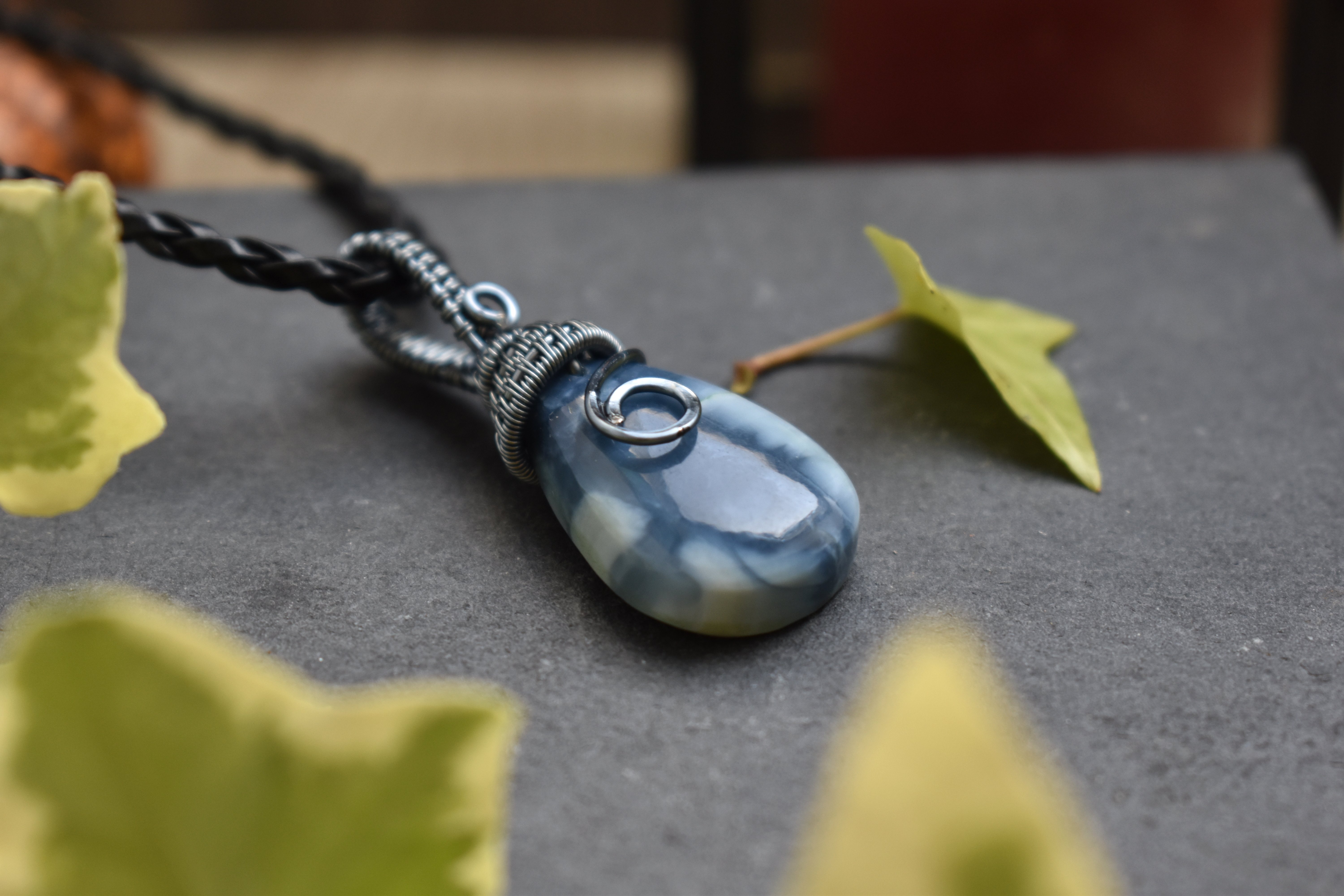 Pendentif ~Souffle du Gardien~ Opale Bleue