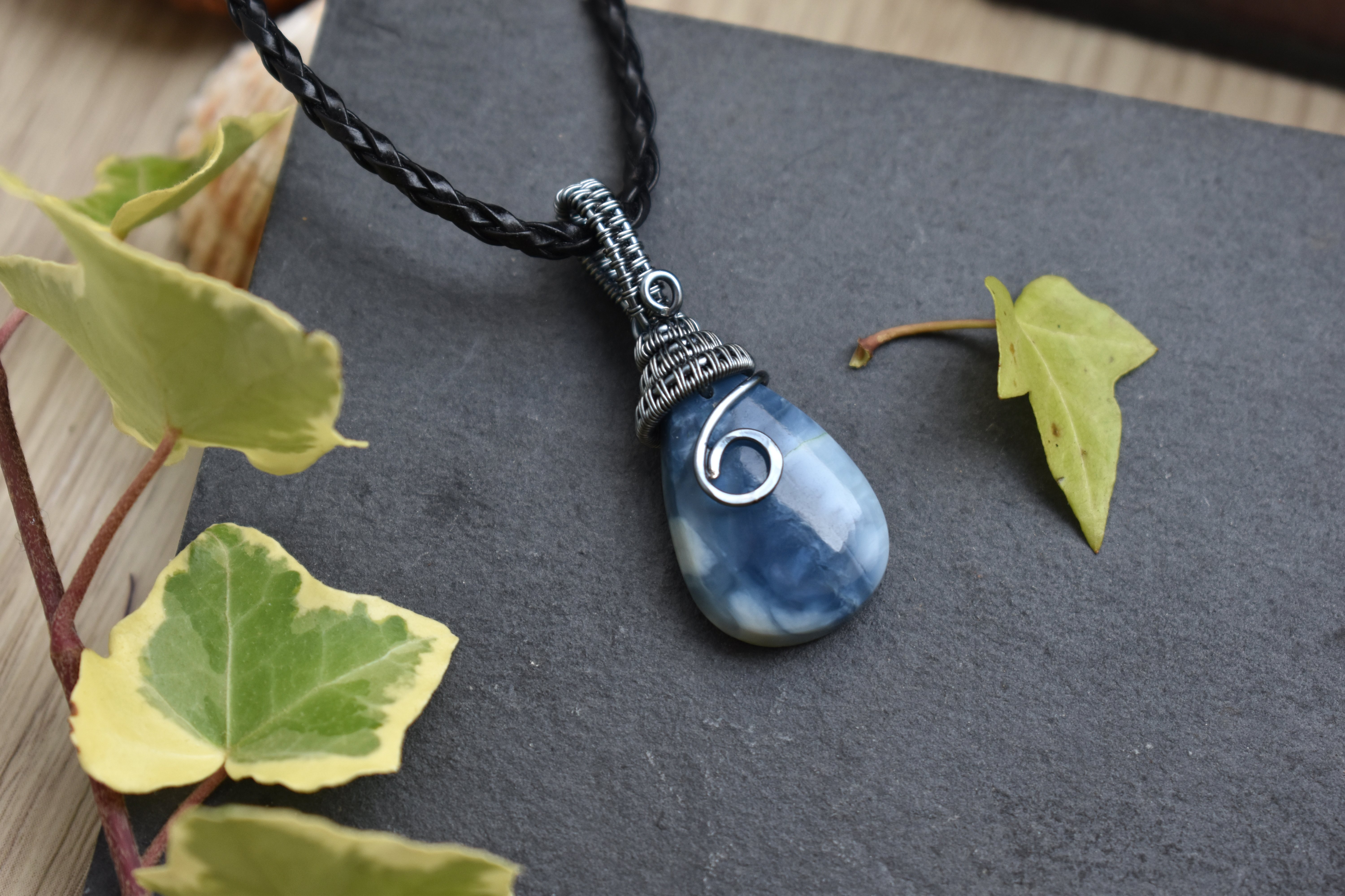 Pendentif ~Souffle du Gardien~ Opale Bleue