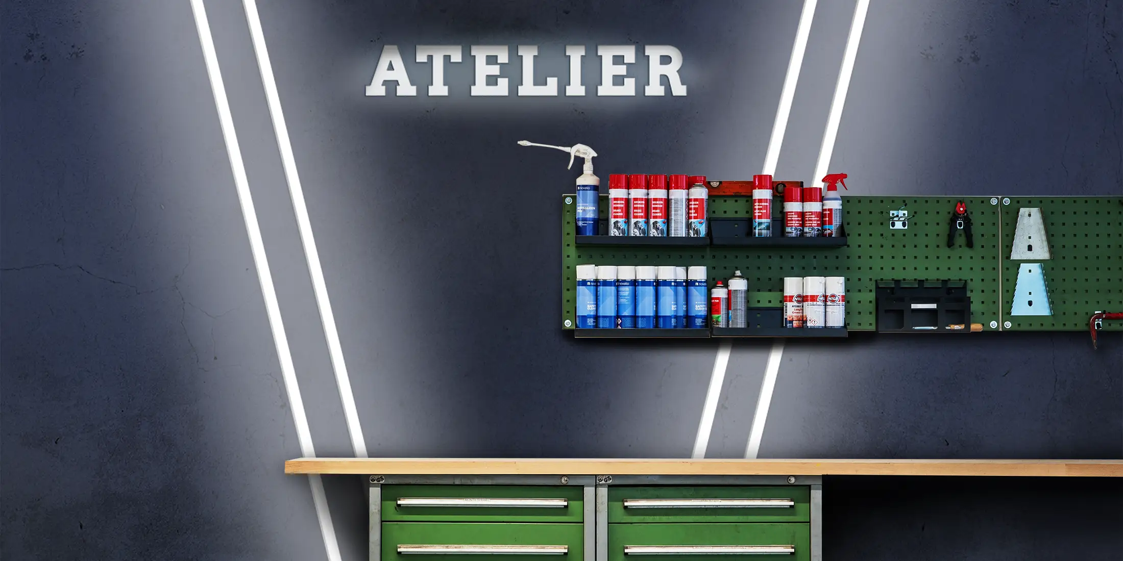 Atelier chic et ses néons blancs