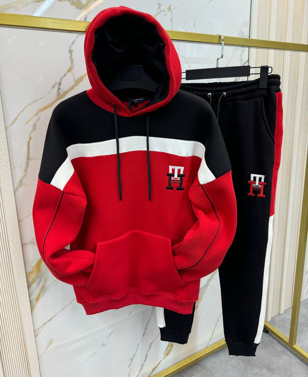 Conjunto de sudadera y pantalón deportivo