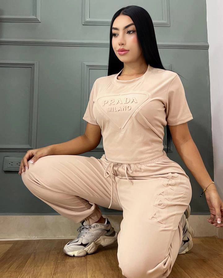 Conjunto deportivo beige