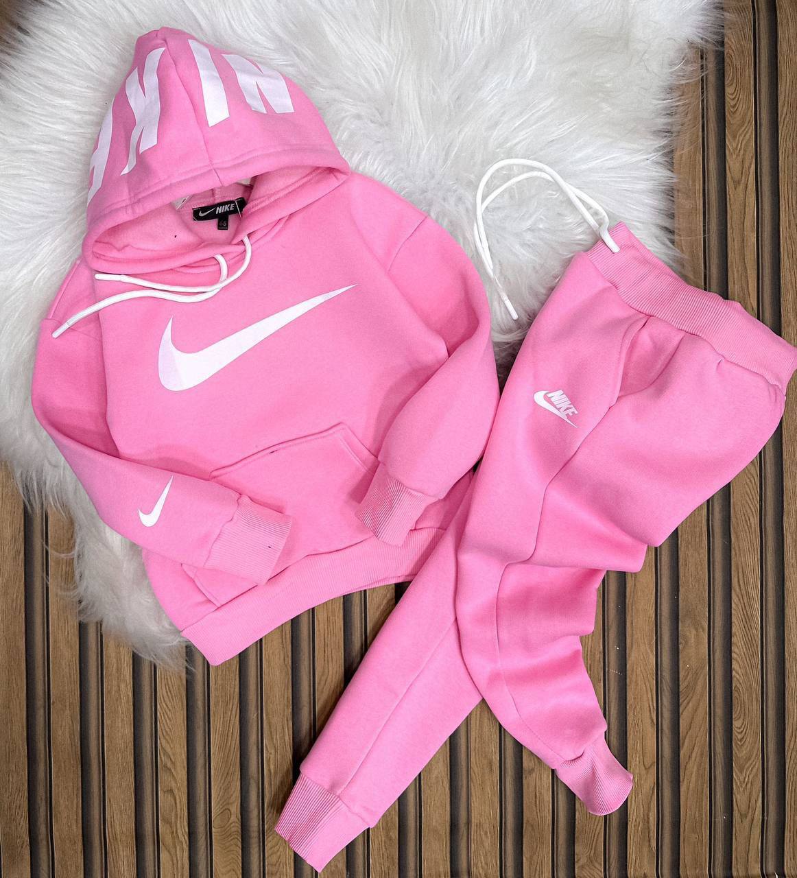 Conjunto deportivo Nike rosa