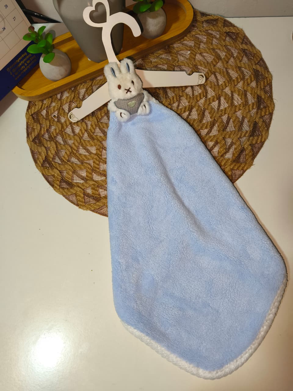 Percha decorativa de madera