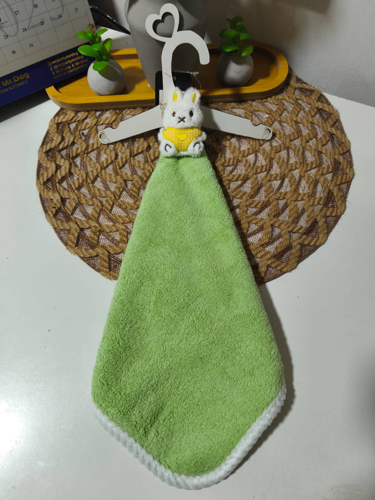 Percha decorativa de madera
