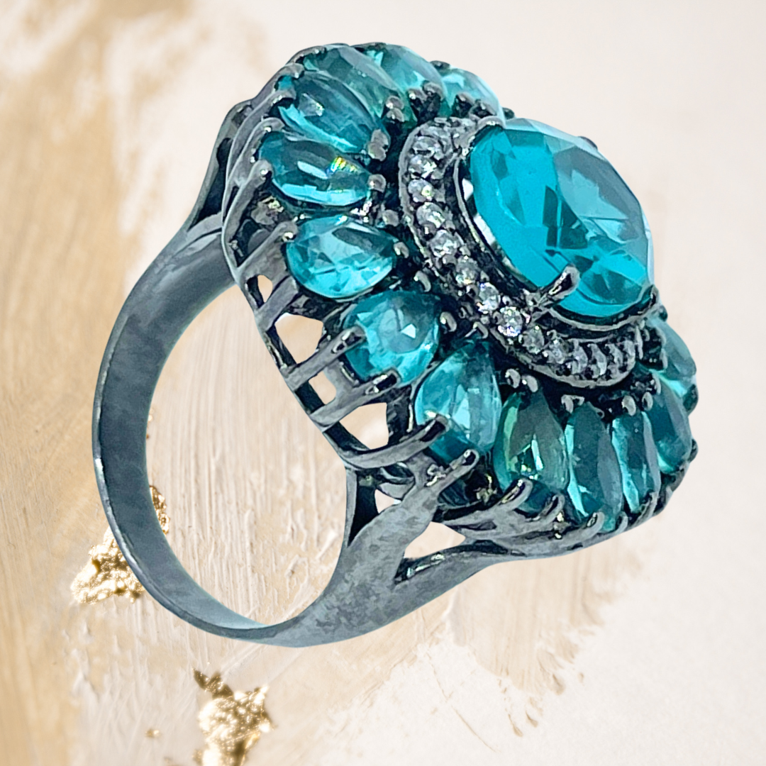 Este anel rendado em prata revela um design delicado e envolvente, realçado pelo banho de ródio negro, que imprime modernidade, profundidade e sofisticação à peça.