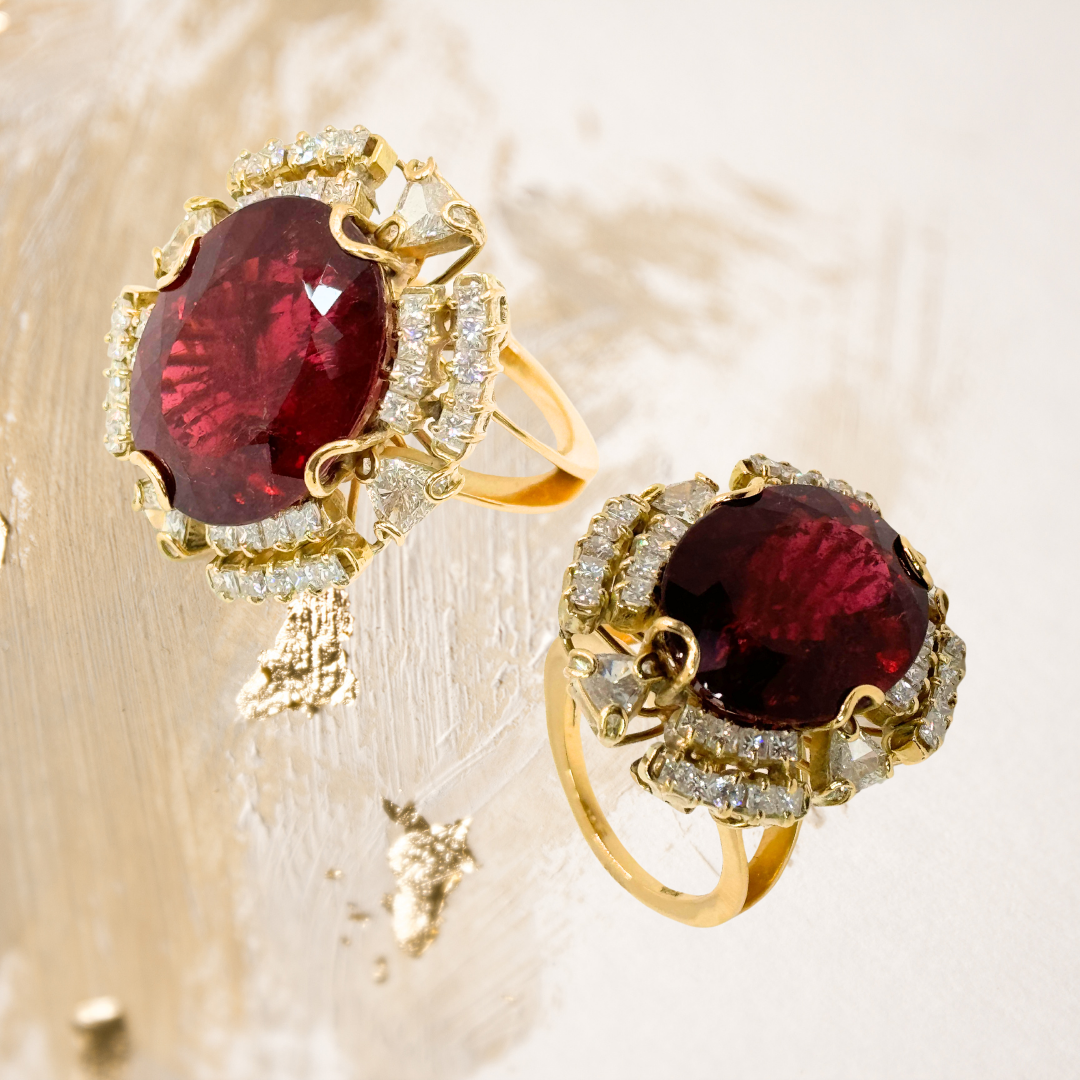 Este anel revela a intensidade do rubi central, símbolo de paixão e força.