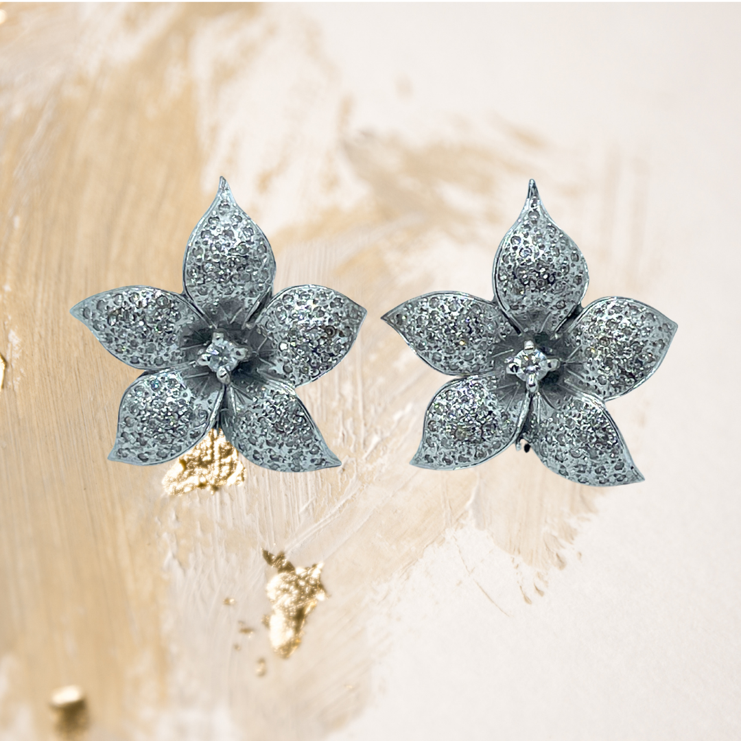 Brincos de ouro branco com diamantes, flores que eternizam o brilho.