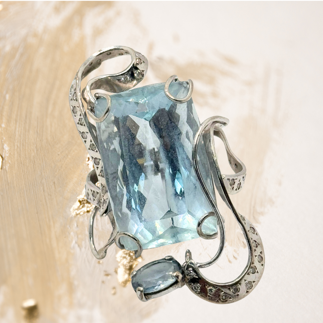 Este anel em ouro branco destaca a serenidade luminosa da água-marinha, envolvida pelo brilho sofisticado dos diamantes.