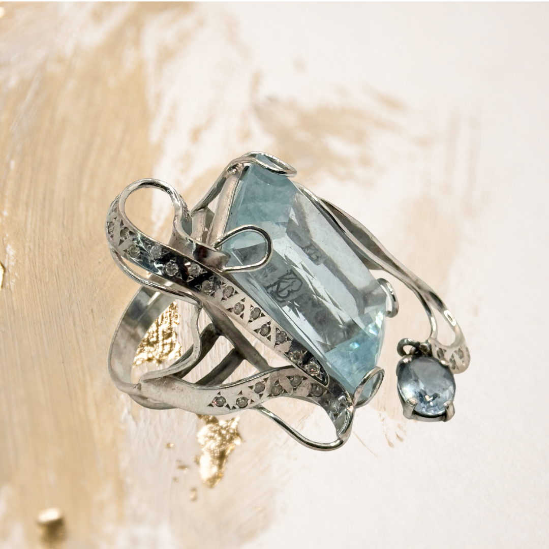 Este anel em ouro branco destaca a serenidade luminosa da água-marinha, envolvida pelo brilho sofisticado dos diamantes.