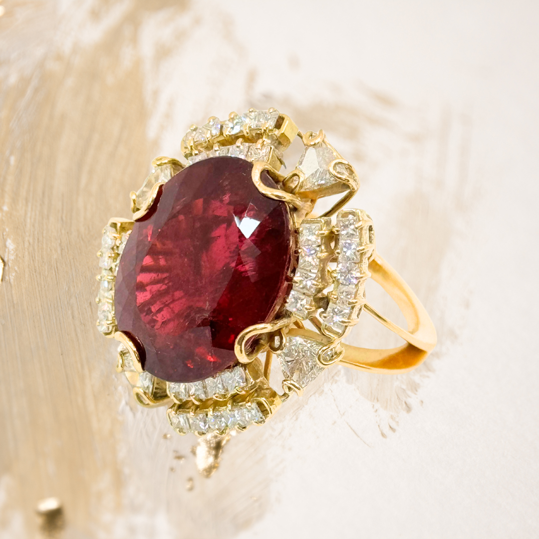Este anel revela a intensidade do rubi central, símbolo de paixão e força.