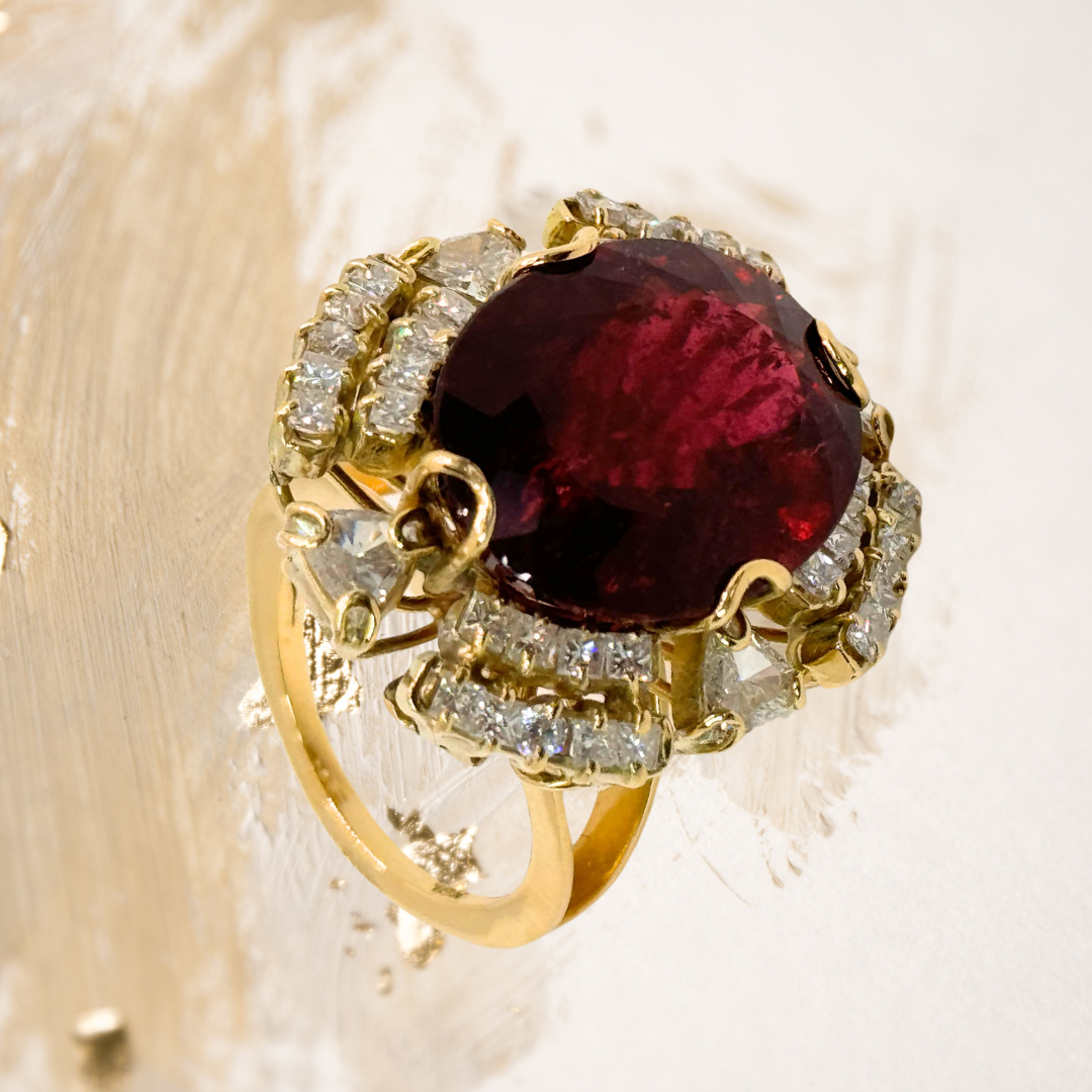 Este anel revela a intensidade do rubi central, símbolo de paixão e força.