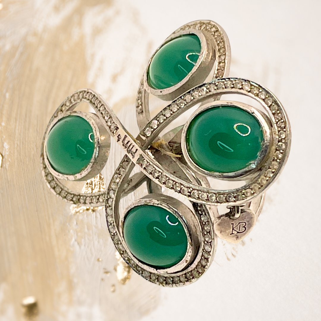 Este anel em prata destaca a beleza luminosa do crisopázio, pedra símbolo de esperança, renovação e equilíbrio.