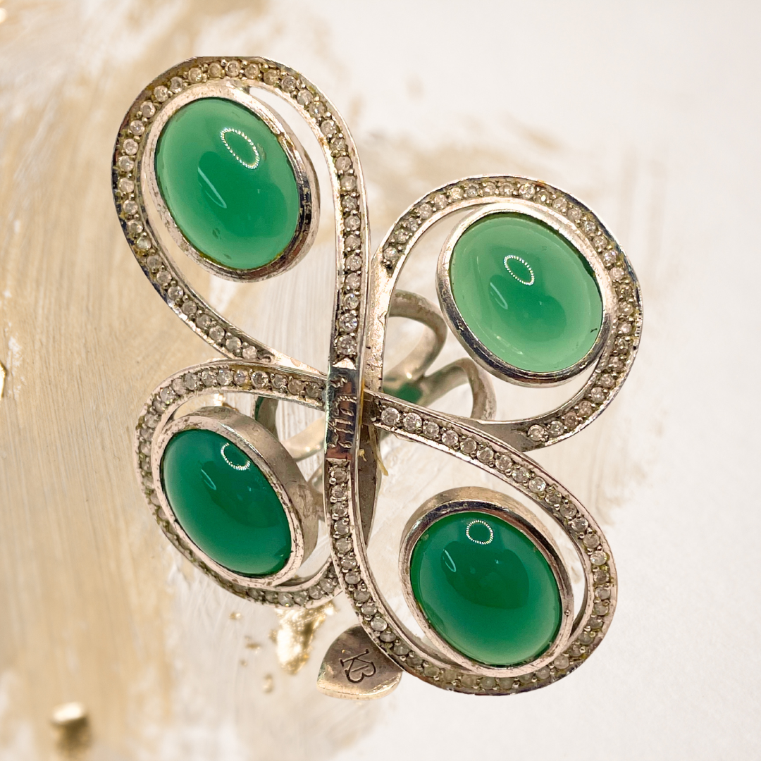 Este anel em prata destaca a beleza luminosa do crisopázio, pedra símbolo de esperança, renovação e equilíbrio.