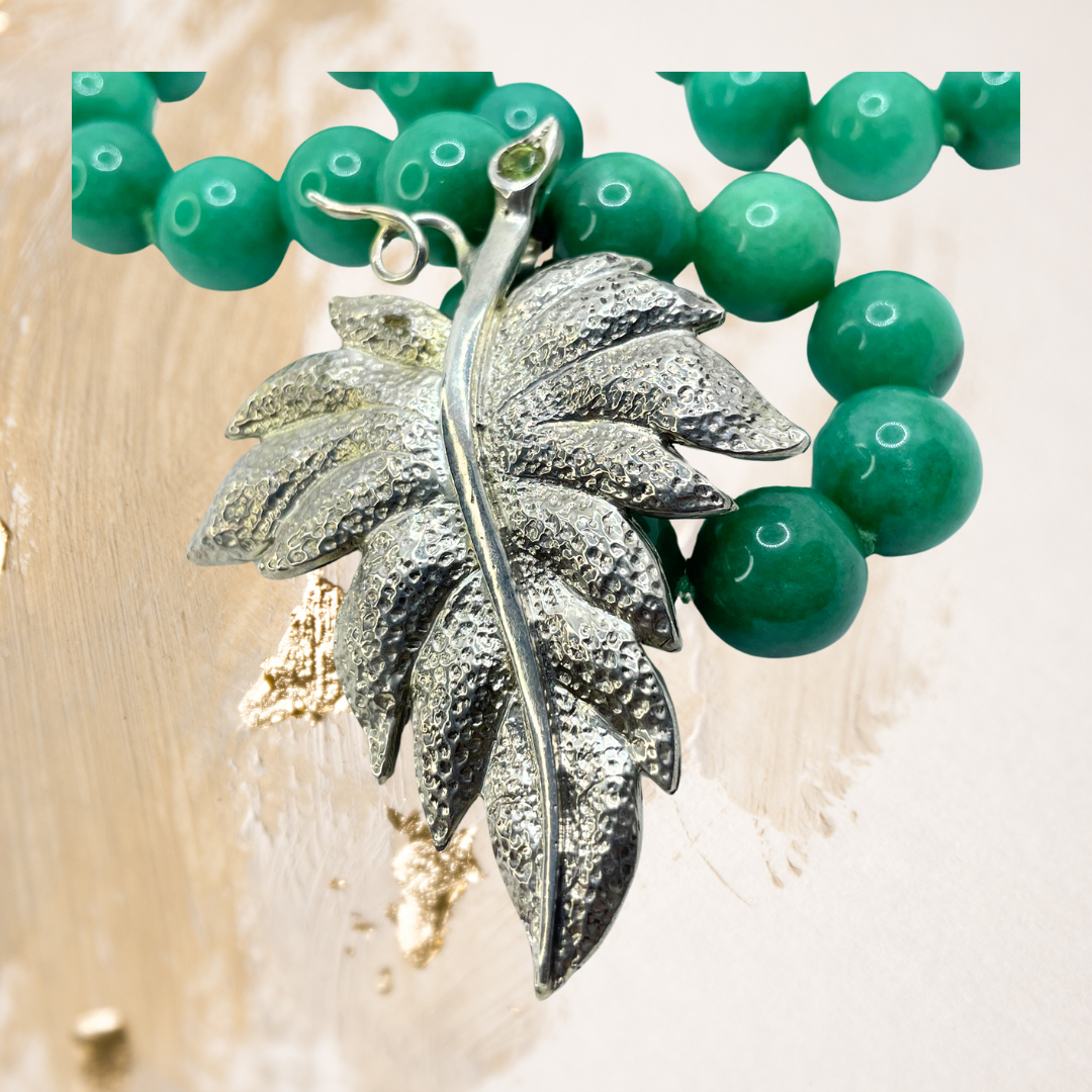 Colar a  natureza esculpida em forma de joia.