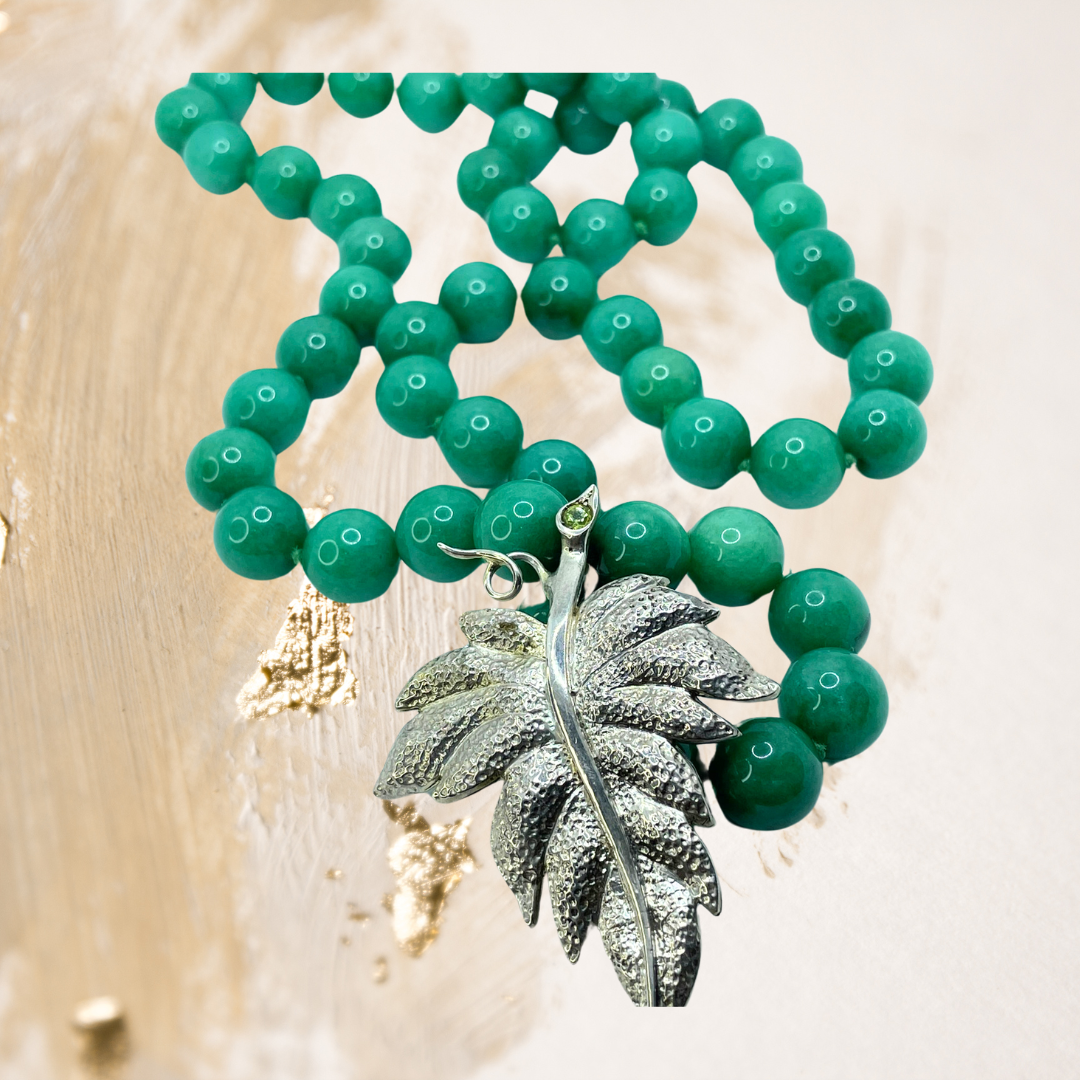 Colar a  natureza esculpida em forma de joia.