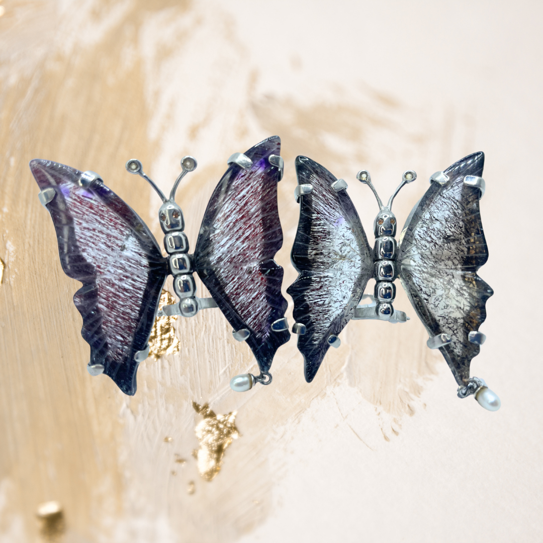 Este brinco em prata 950 revela a delicadeza das asas de borboleta em fluorita, traduzindo movimento, transformação e beleza natural.