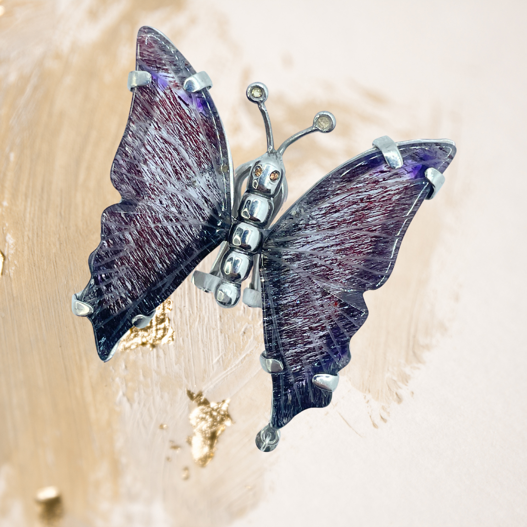 Este brinco em prata 950 revela a delicadeza das asas de borboleta em fluorita, traduzindo movimento, transformação e beleza natural.
