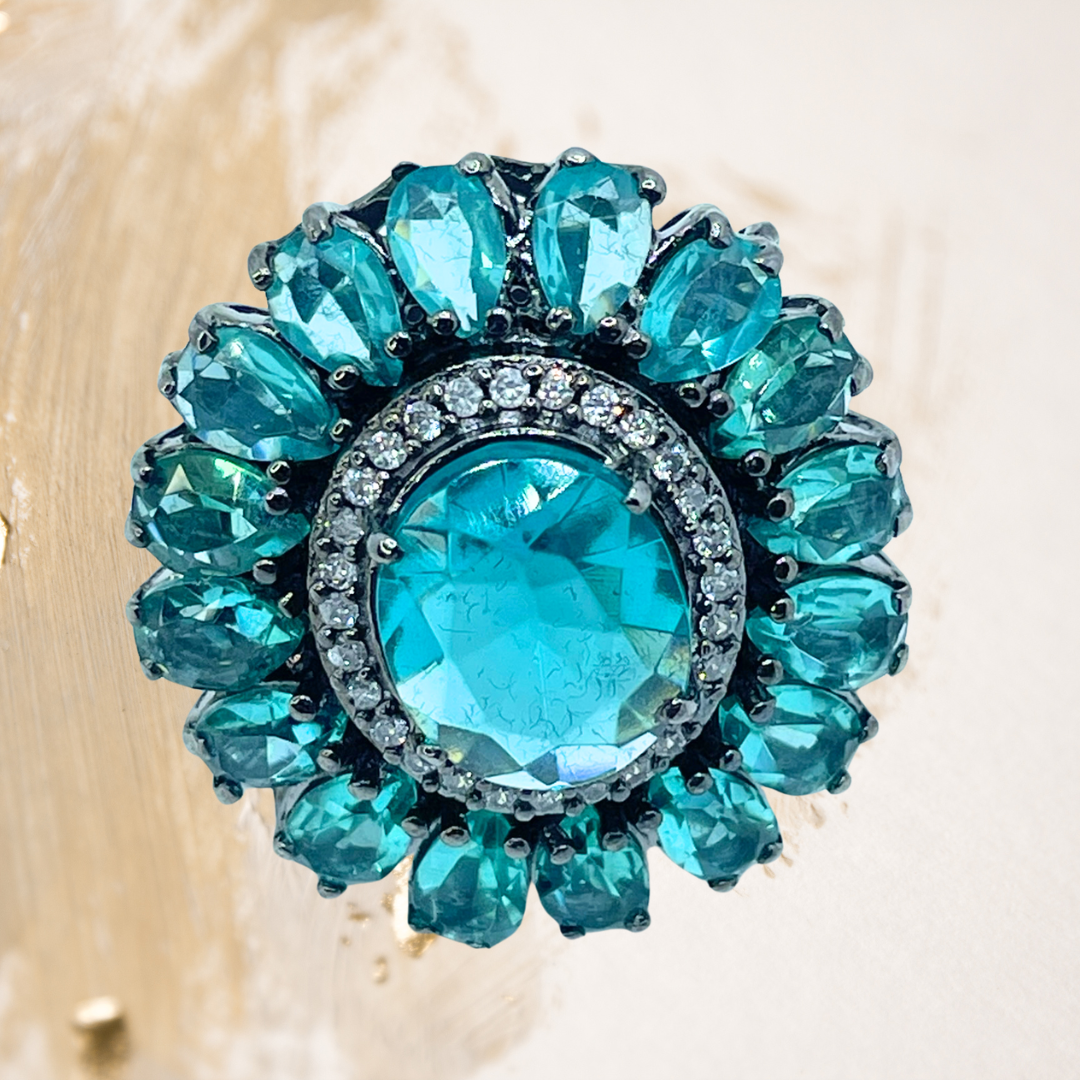 Este anel rendado em prata revela um design delicado e envolvente, realçado pelo banho de ródio negro, que imprime modernidade, profundidade e sofisticação à peça.