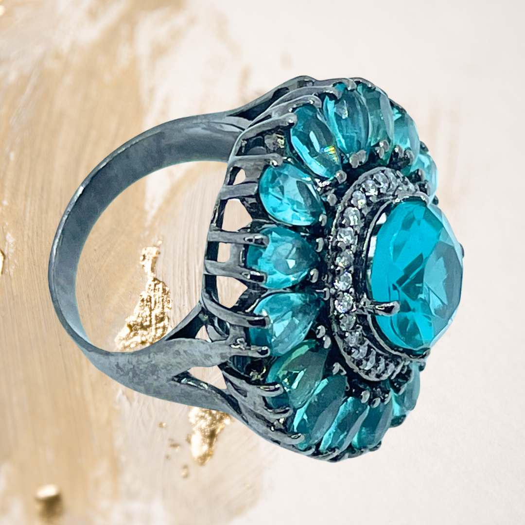 Este anel rendado em prata revela um design delicado e envolvente, realçado pelo banho de ródio negro, que imprime modernidade, profundidade e sofisticação à peça.