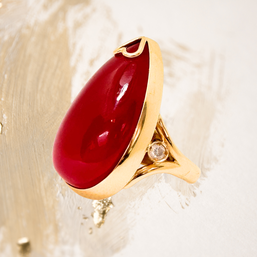 Este anel de ouro amarelo 18k une a nobreza do metal precioso ao brilho atemporal dos diamantes, criando uma base luminosa e sofisticada.