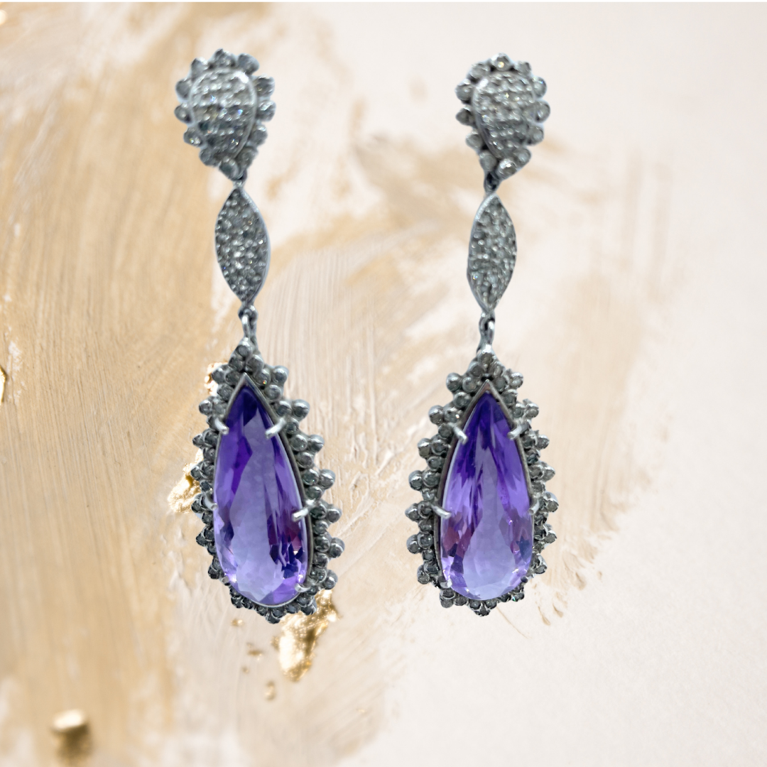 Brinco de Prata 950 com Diamante, luz e profundidade em perfeita harmonia.