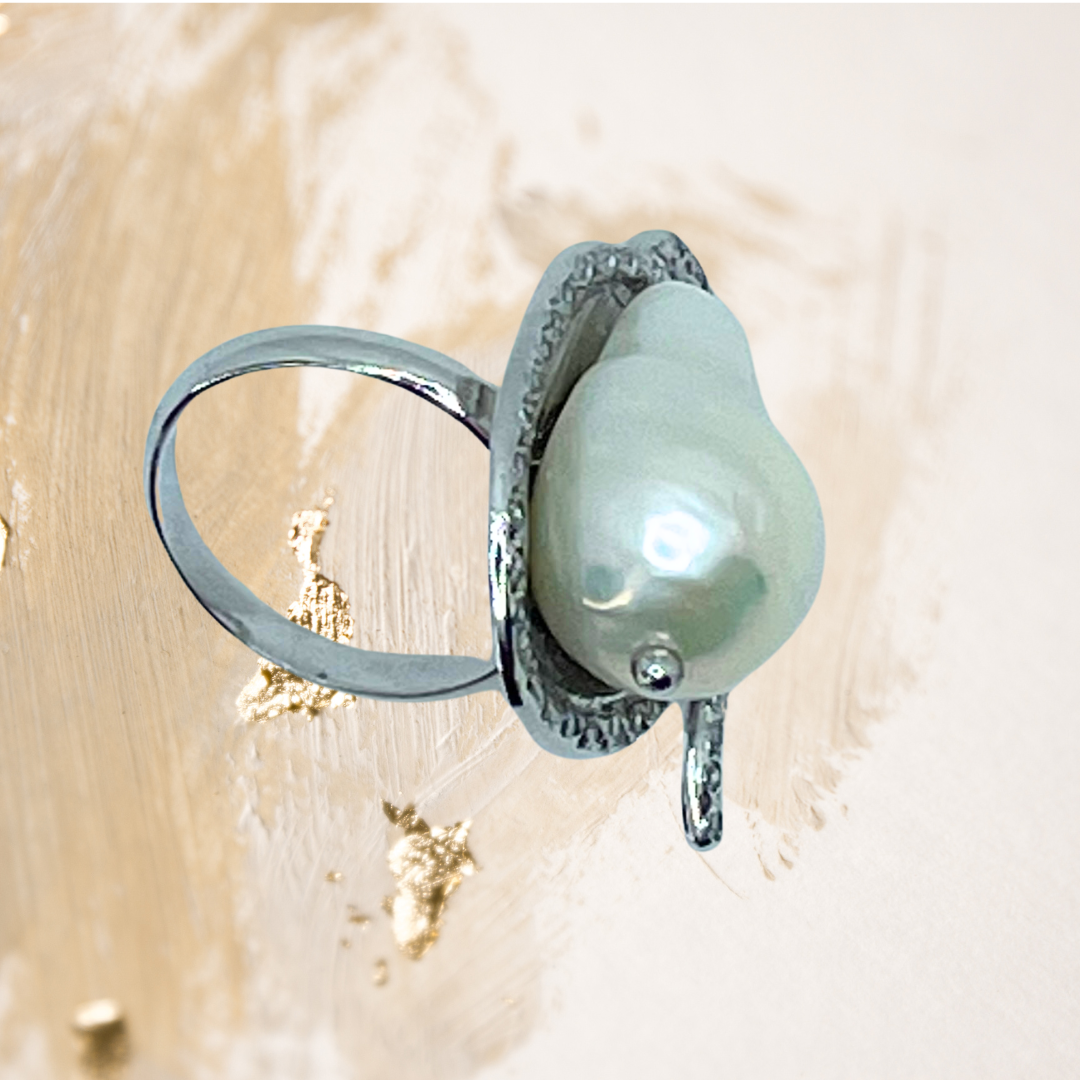 A beleza do imperfeito elevada ao luxo em forma de anel.