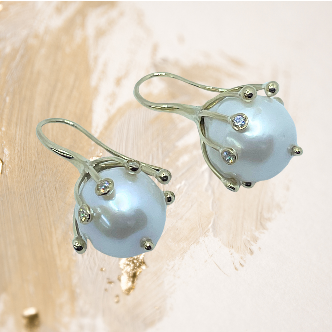 Brinco ouro e pérolas um clássico reinventado.