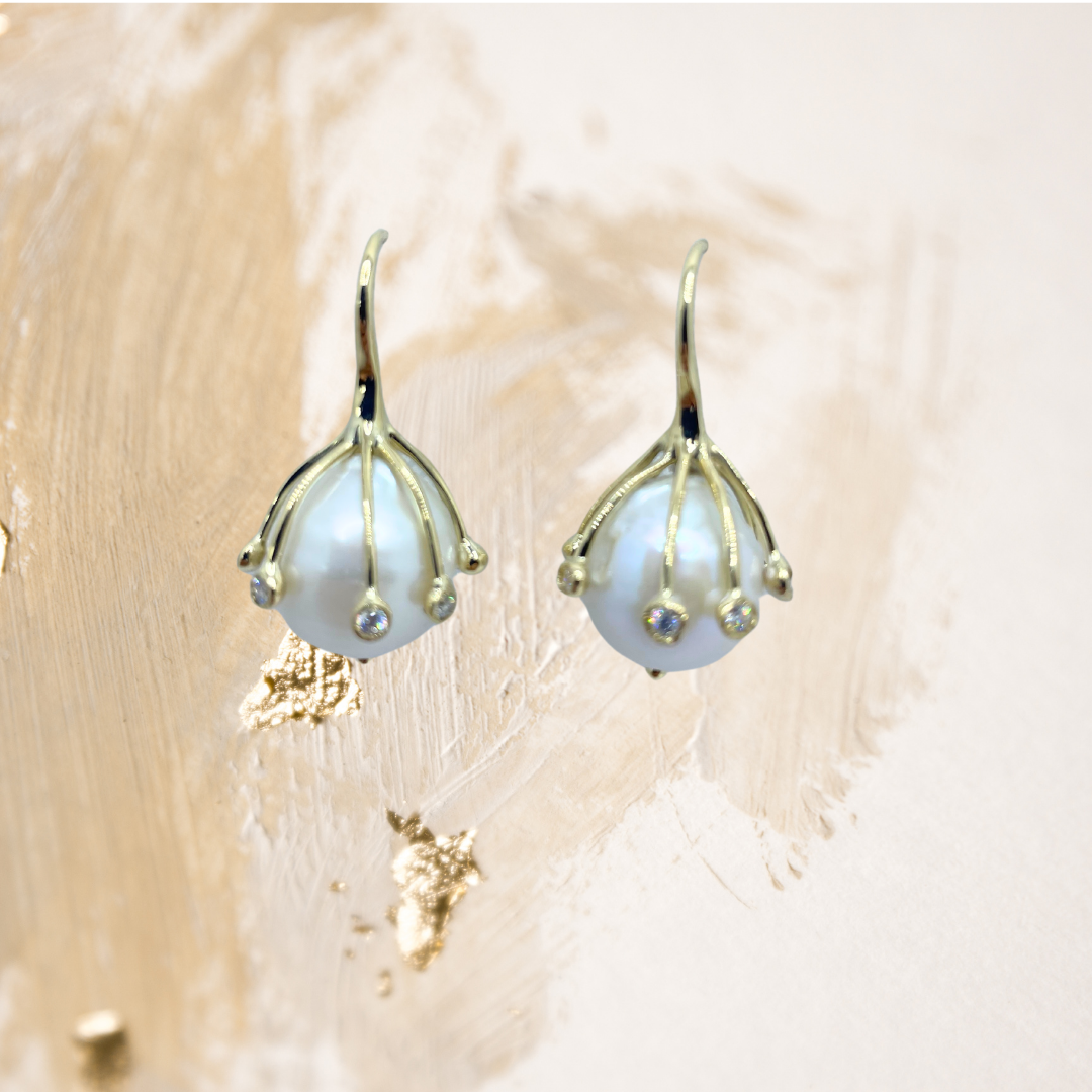 Brinco ouro e pérolas um clássico reinventado.