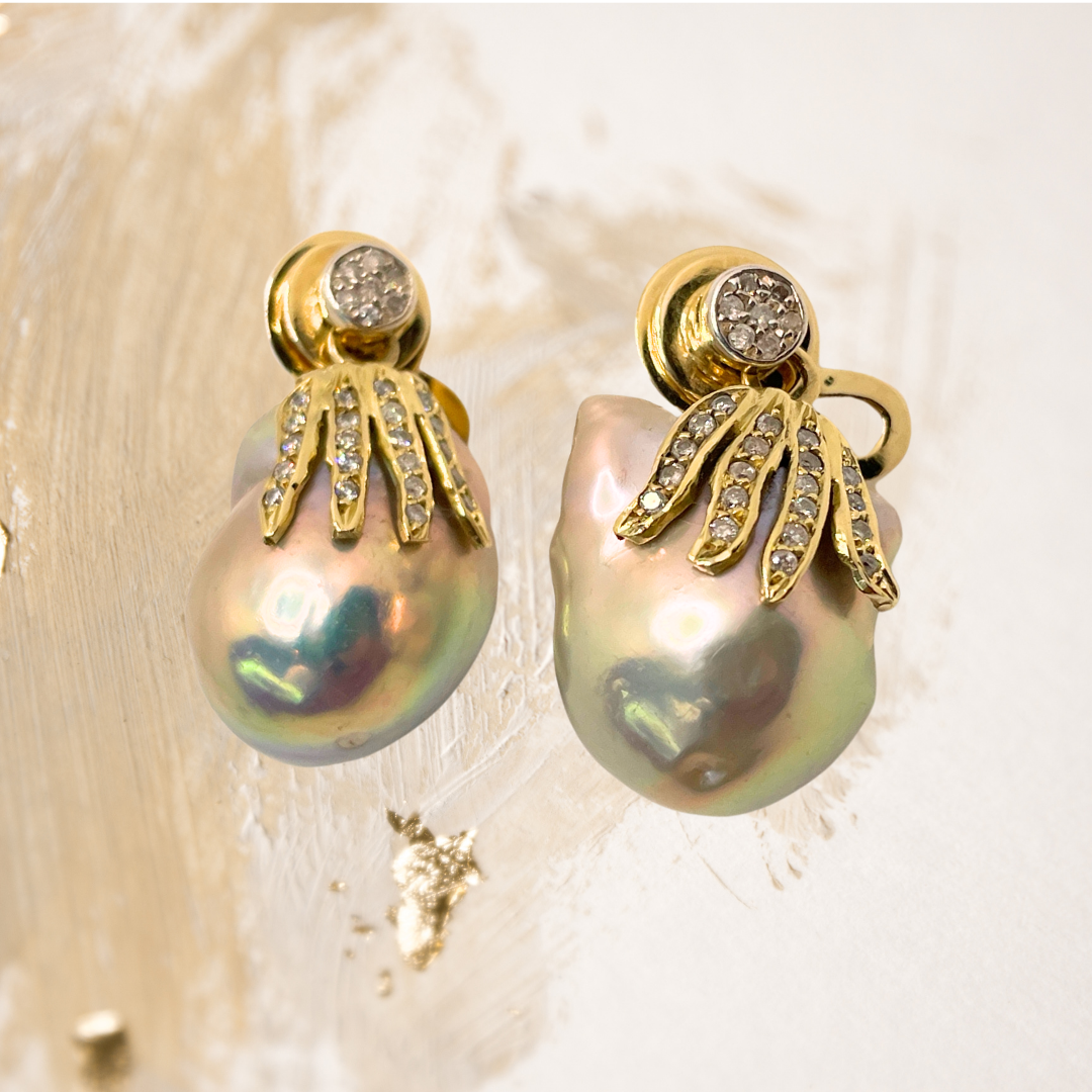 Brinco pérola barroca e diamantes.