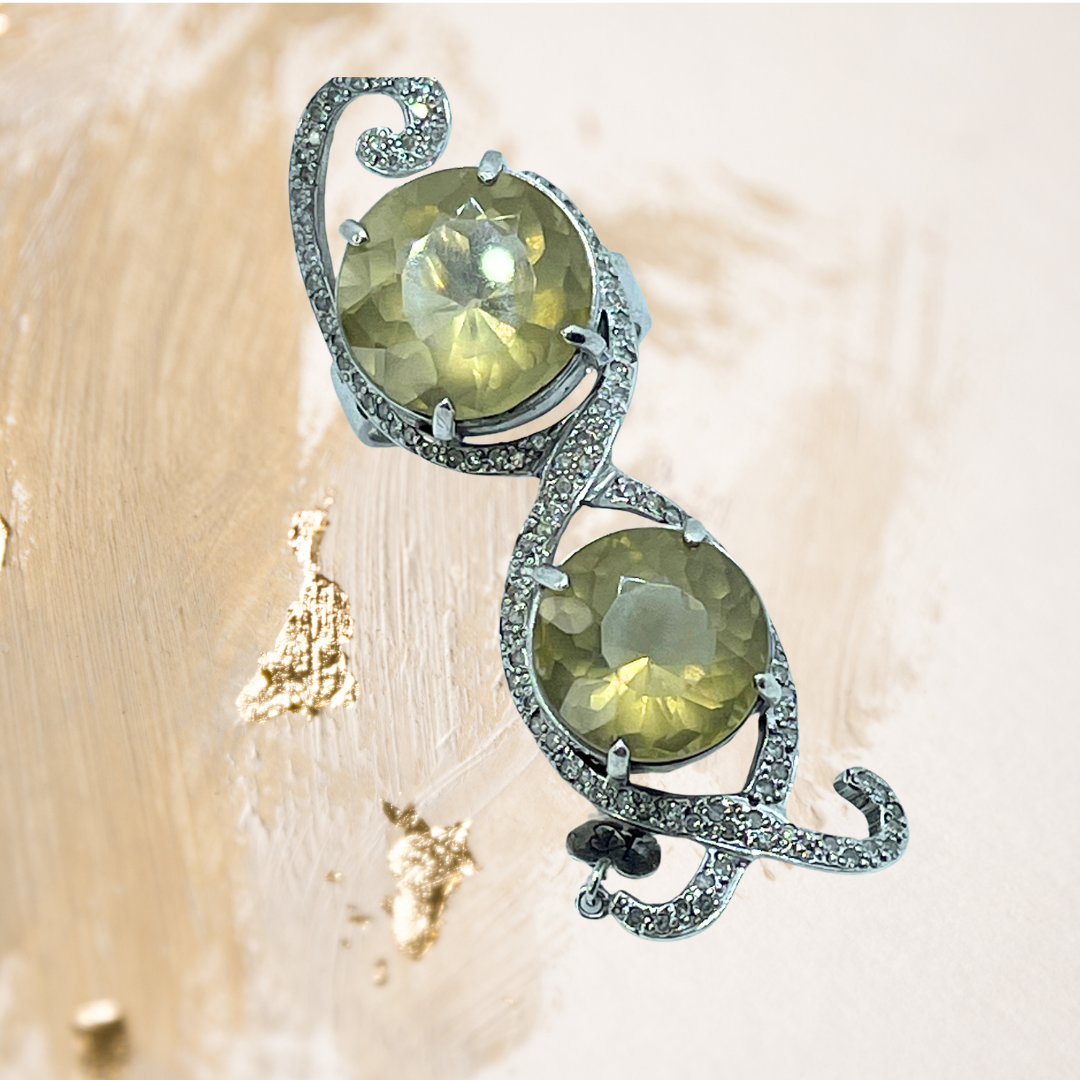  Anel prata 950 com detalhe em ouro verde e diamante.