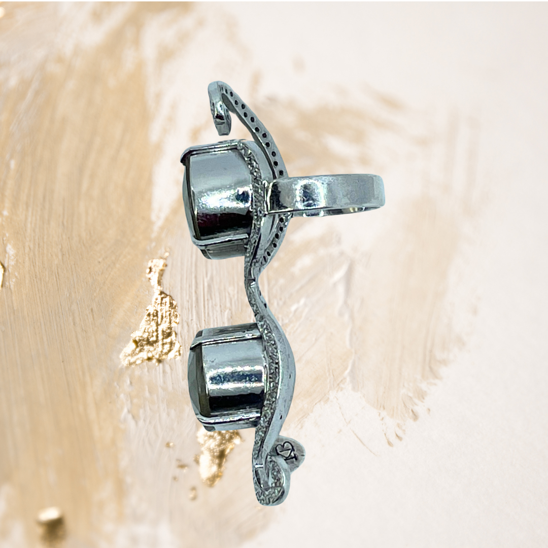  Anel prata 950 com detalhe em ouro verde e diamante.