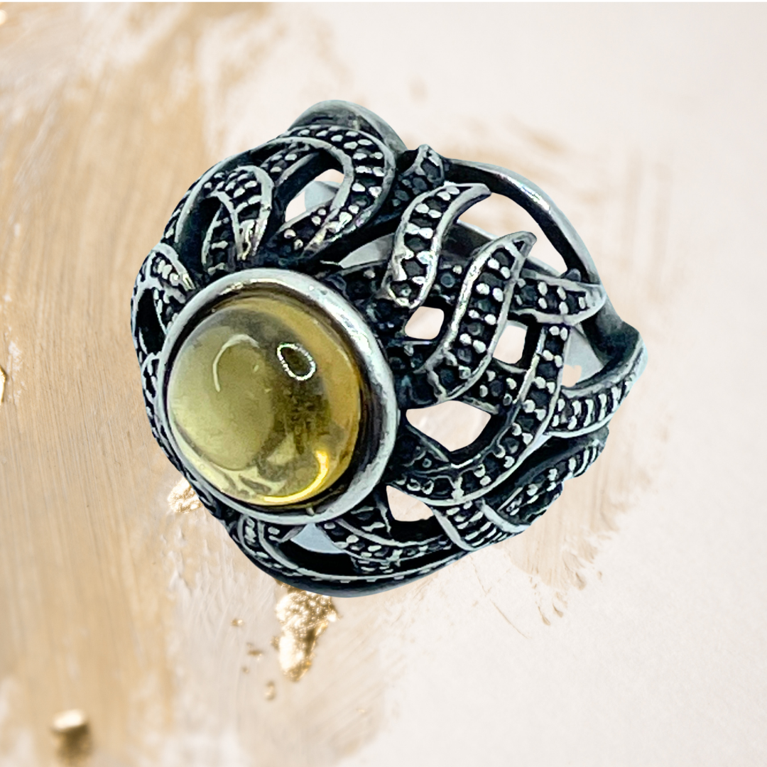  Anel  cabochão de citrino.