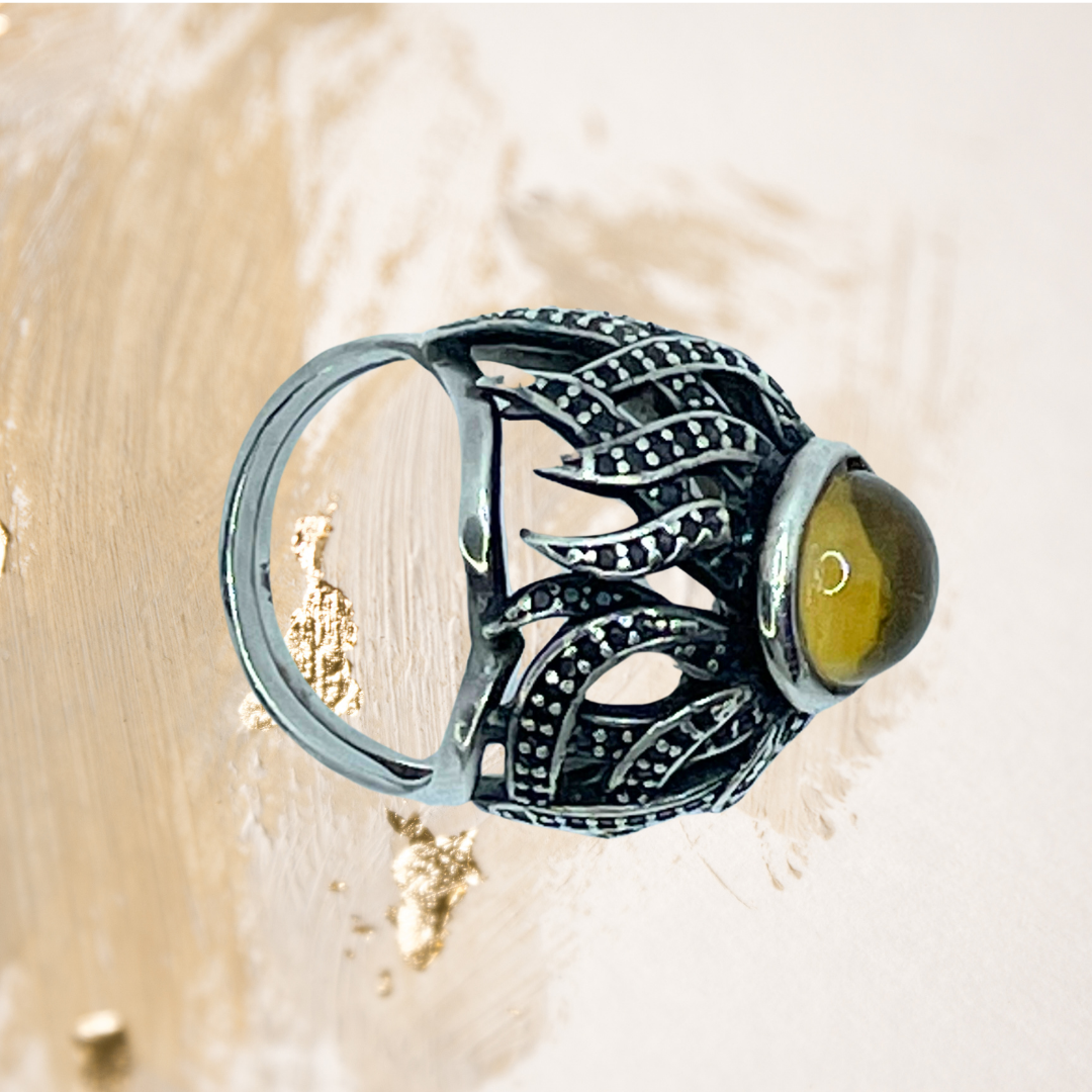  Anel  cabochão de citrino.