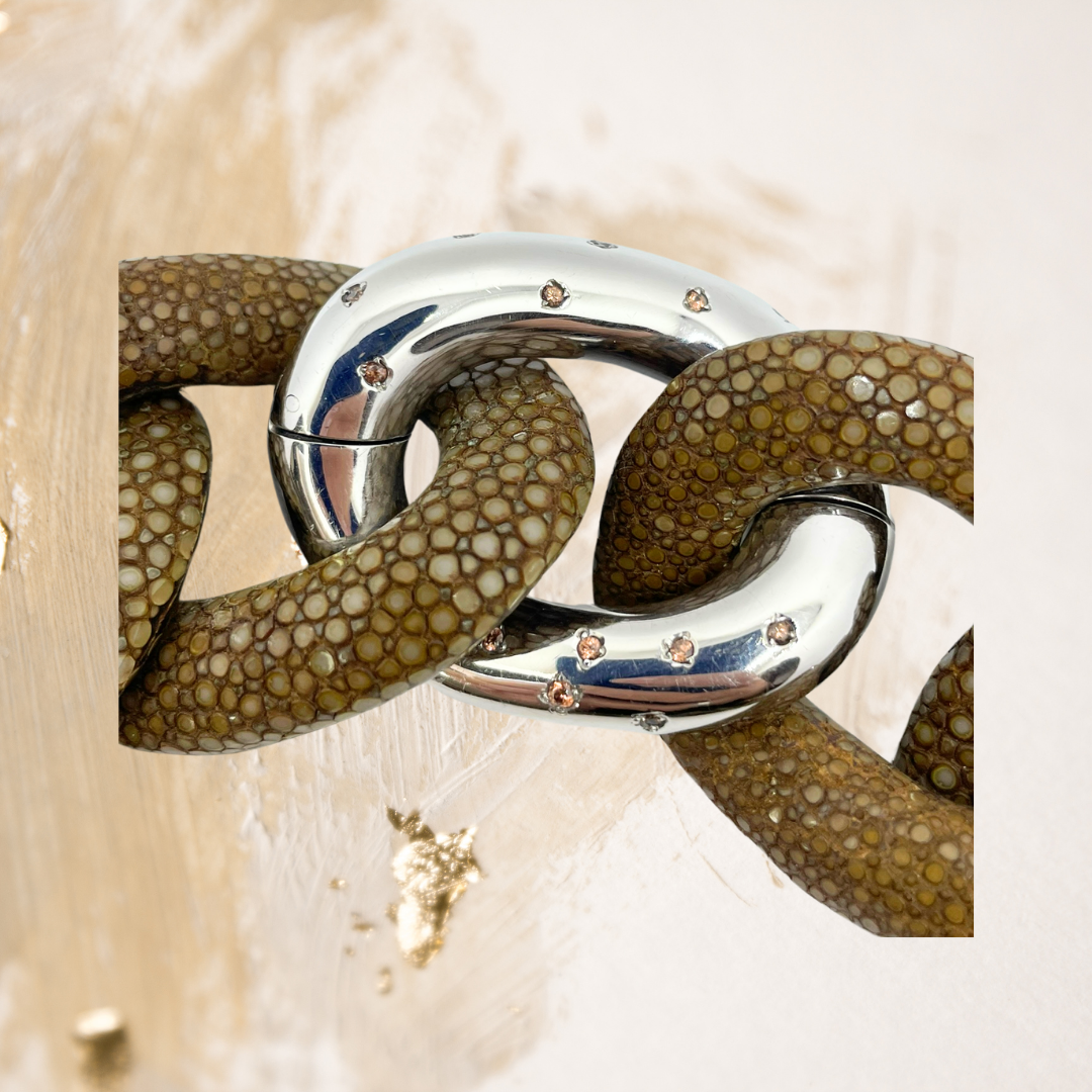 Choker de Galuchat Fecho em Prata 950 com Pedras De Citrino.