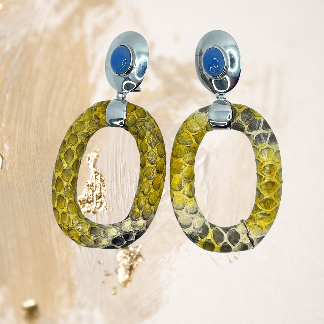 Os brincos de argola em píton revelam uma estética exótica e contemporânea, onde a prata encontra a intensidade da ágata azul.