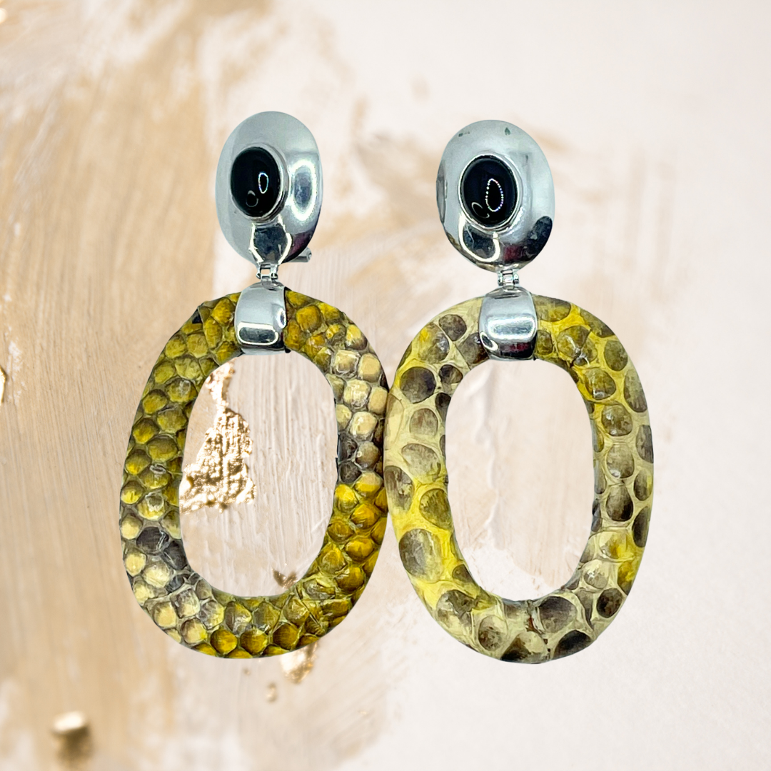 Os brincos de argola em formato de píton evocam a simbologia da serpente poder, renovação e sensualidade