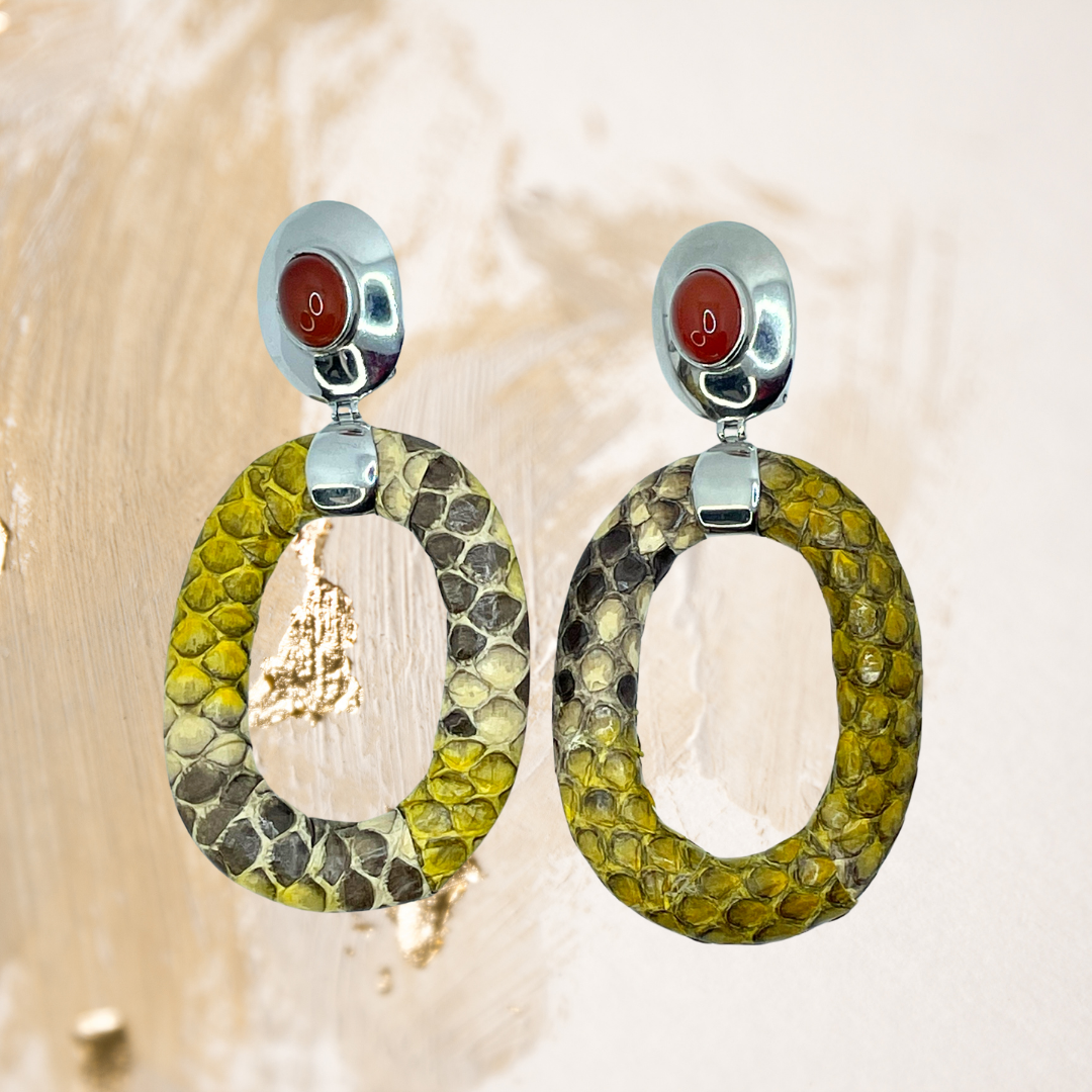 Os brincos de argola em píton são uma verdadeira expressão de estilo e sofisticação.