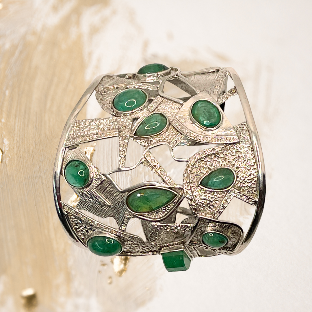 A pulseira de prata revela toda a nobreza da esmeralda colombiana, pedra rara e intensamente valorizada por sua cor vibrante e profundidade única.