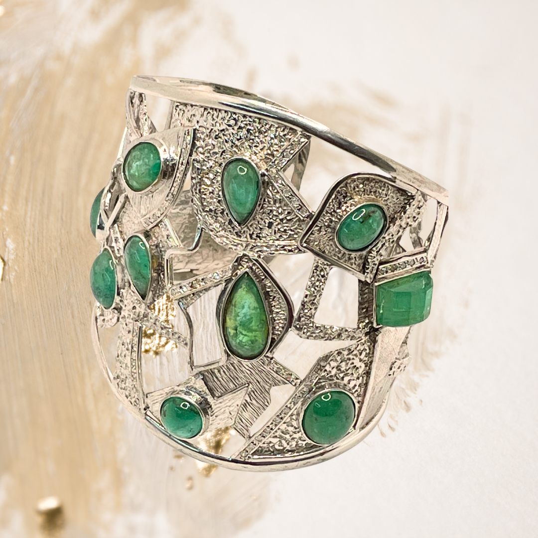 A pulseira de prata revela toda a nobreza da esmeralda colombiana, pedra rara e intensamente valorizada por sua cor vibrante e profundidade única.